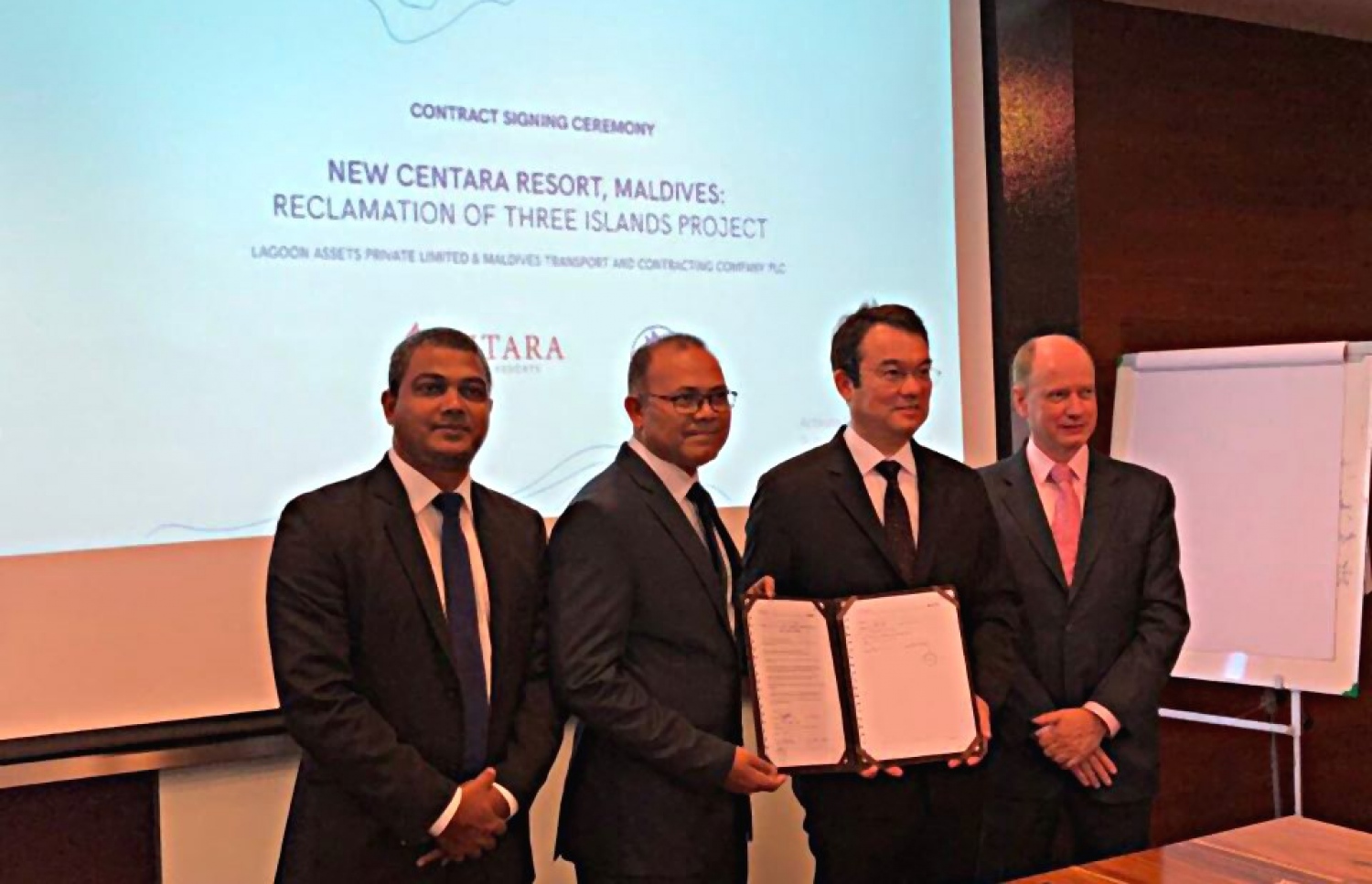 އެމްޓީސީސީގެ މެނޭޖިން ޑިރެކްޓަރު ޝާހު ސެންޓާރާ ރިސޯޓާ އެކު އެއްބަސްވުމެއްގައި ސޮއި ކުރަނީ-- ފޮޓޯ: އެމްޓީސީސީ