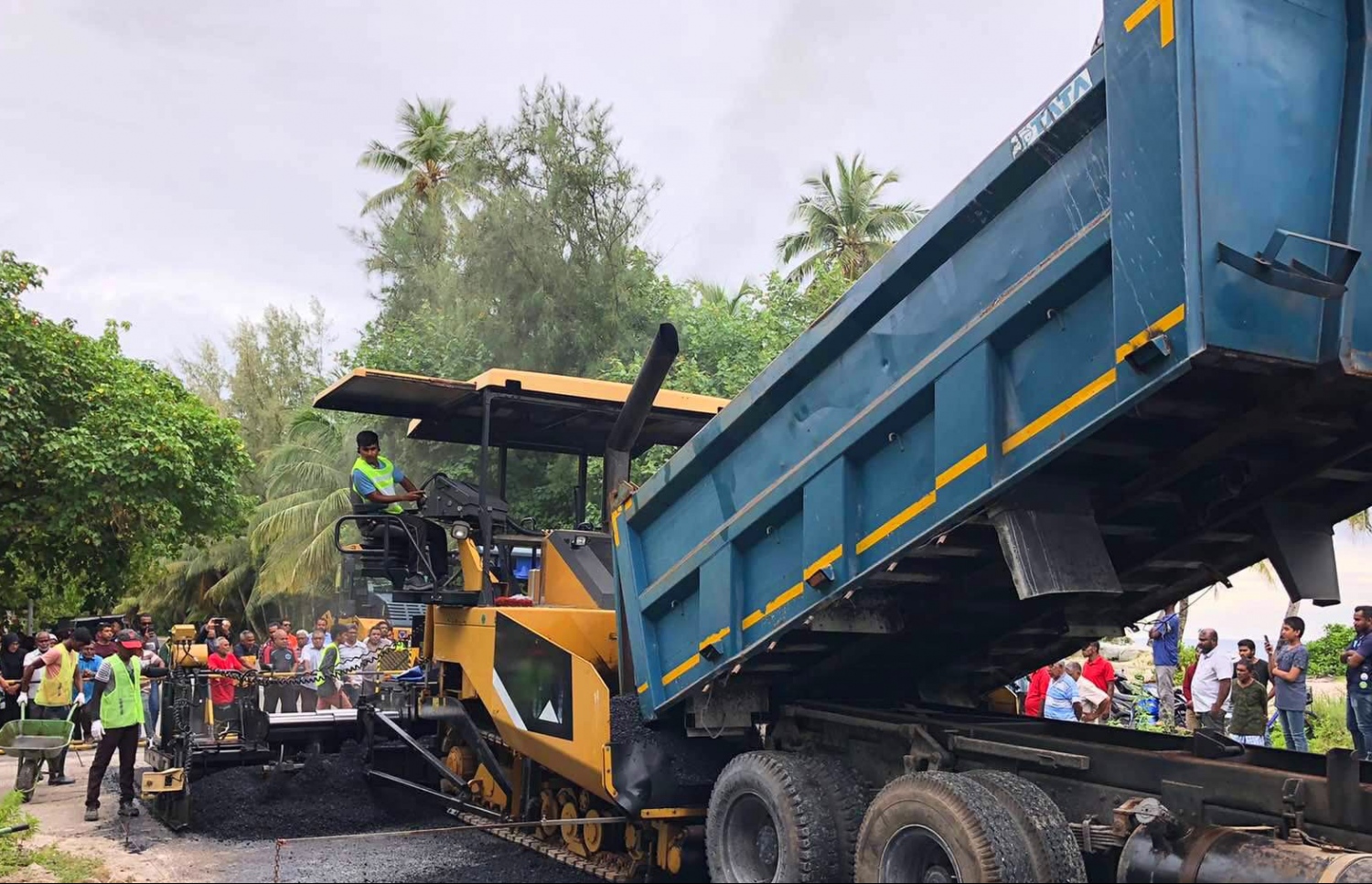 އެމްޓީސީން ފުވައްމުލަކު މަގު ހެދުމުގެ މަސައްކަތް ކުރަނީ-- ފޮޓޯ: އެމްޓީސީސީ