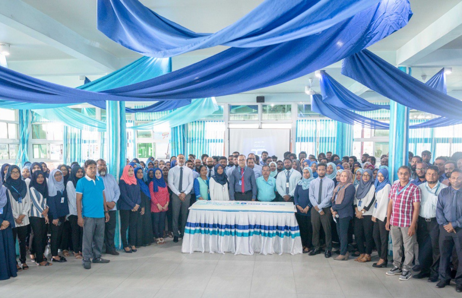 އެމްޓީސީސީ މިދިޔަ އަހަރު ބޭއްވި ކޭކު ފެޅުމުގެ ރަސްމިއްޔާތުގައި އެކުންފުނީގެ އެމްޑީ، މުވައްޒަފުންނާ އެކު-- ފޮޓޯ:އެމްޓީސީސީ