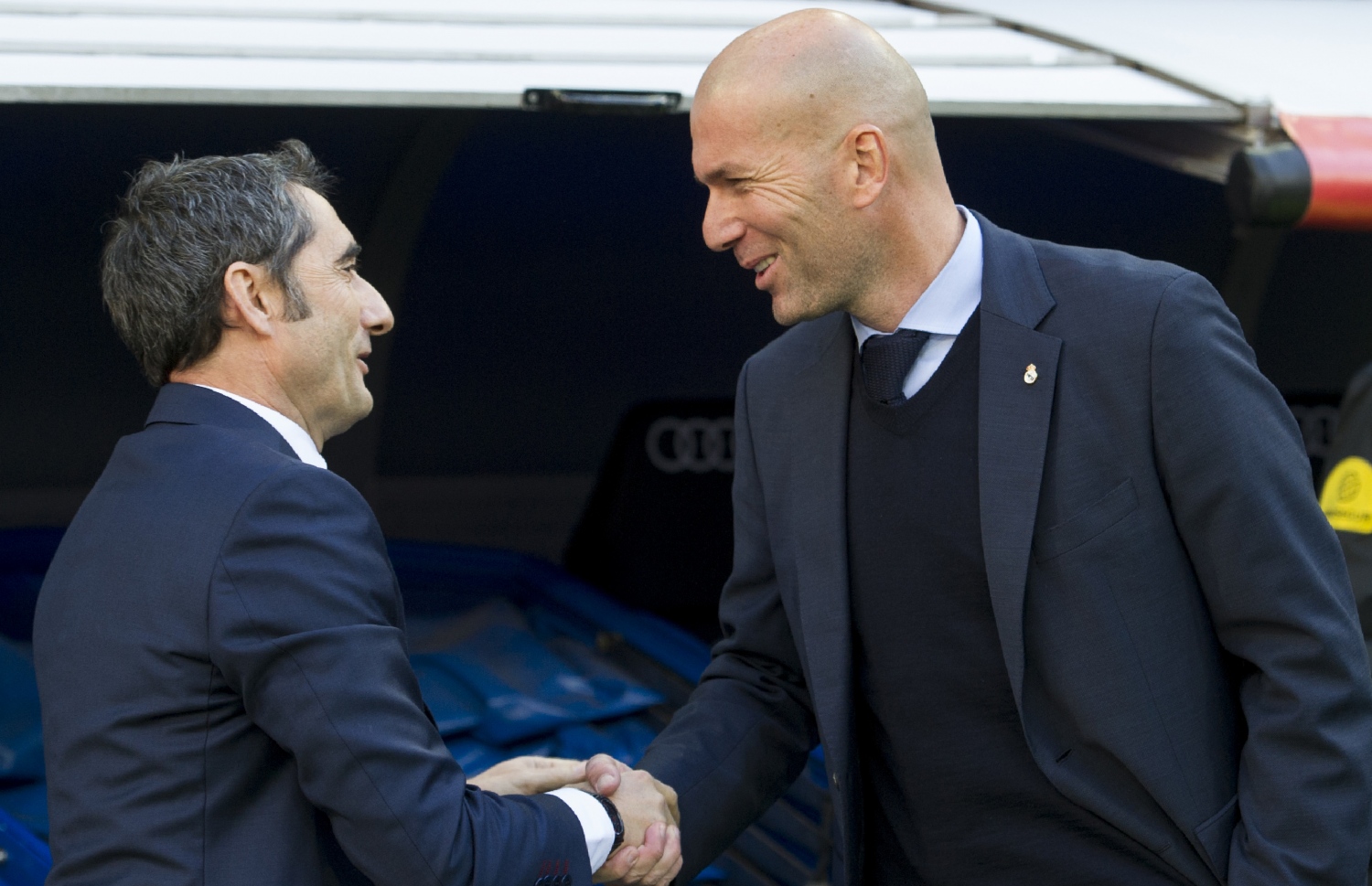 މެޗެއްގެ ތެރެއިން ޒިދާން (ކ) އާއި ވަލްވޭޑޭ ސަލާމްކުރަނީ. -- ފޮޓޯ: އޭއެފްޕީ