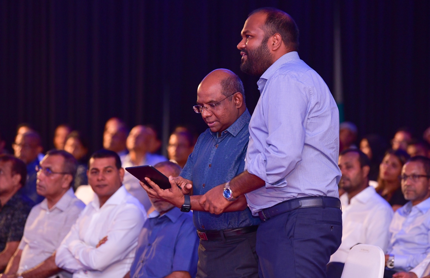 މާލެ: ޑިސެމްބަރު 17، 2019: ޓޫރިޒަމް މިނިސްޓްރީން ދަރުބާރުގޭގައި "ބުރަބި" ނަމުގައި ބޭއްވި ހާއްސަ ރަސްމިއްޔާތުގައި ފޮރިން މިނިސްޓަރު އަބްދުﷲ ޝާހިދު އަދި ޓޫރިޒަމް މިނިސްޓަރު އަލީ ވަހީދު ބައިވެރިވެ ވަޑައިގަންނަވަނީ.-- ފޮޓޯ: ނިޝާން އަލީ /މިހާރު