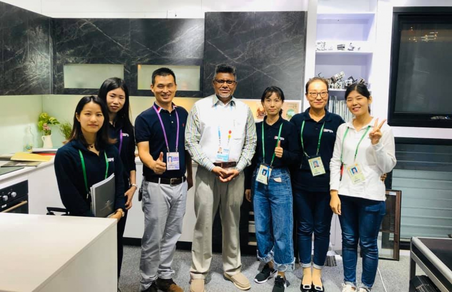 ޖައުފަރު (މ) ބަޔަކާ އެކު ގުރޫޕް ފޮޓޯއެއް ނަންގަވަނީ.