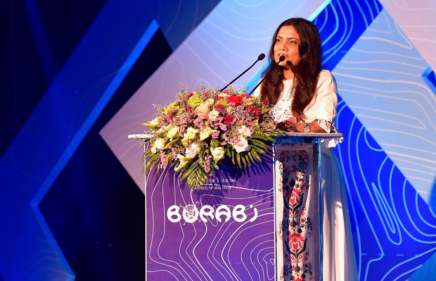 ޓޫރިޒަމް މިނިސްޓްރީން ބޭއްވި ހަފްލާ، މަރިޔަމް ވަހީދާ ހުށަހަޅުއްވައި ދެއްވަނީ.-- ފޮޓޯ: ނިޝާން އަލީ /މިހާރު