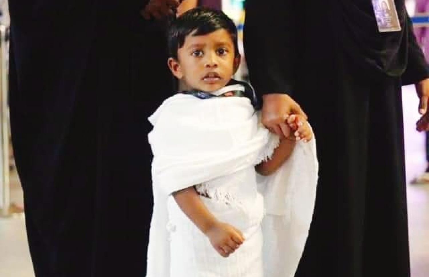 ދިވެހި ކުޑަކުއްޖެއް އުމްރާއަށް ދާން އެއާޕޯޓްގައި: އާއިލާތައް އެކުގައި އުމުރާއަށް ދިއުން ވެސް އާންމު -- ފޮޓޯ: ގިބްލް ހައްޖު އެންޑް އުމްރާ