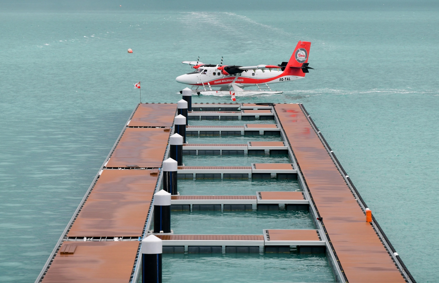 މާލެ: ޑިސެމްބަރު 18، 2019: ވެލާނާ އިންޓަނޭޝަނަލް އެއާޕޯޓްގައި ތަރައްގީކުރާ އާ ސީޕްލޭން ޓާމިނަލް: ބާރު ސްޕީޑުގައި ގިނަ މަސައްކަތްތައް ކުރިއަށްދާ އިރު އެތަނަށް ބޮޑެތި ބަދަލުތަކެއް އަންނަ މަންޒަރު މިހާރު ވަނީ ފެންނަން ފަށާފައި--. ފޮޓޯ: ނިޝާން އަލީ