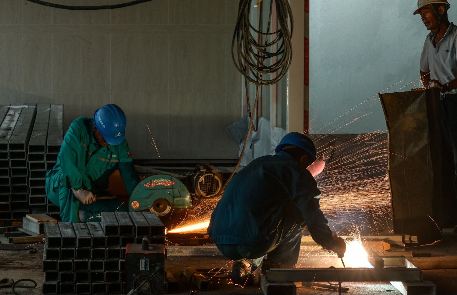 މާލެ: ޑިސެމްބަރު 18، 2019: ވެލާނާ އިންޓަނޭޝަނަލް އެއާޕޯޓްގައި ތަރައްގީކުރާ އާ ސީޕްލޭން ޓާމިނަލްގެ މަސައްކަތް ކުރިއަށްދަނީ: ބާރު ސްޕީޑުގައި ގިނަ މަސައްކަތްތައް ކުރިއަށްދާ އިރު އެތަނަށް ބޮޑެތި ބަދަލުތަކެއް އަންނަ މަންޒަރު މިހާރު ވަނީ ފެންނަން ފަށާފައި. އަންނަ އަހަރުގައި ބައެއް ތަންތަނުގެ ބޭނުން ކުރަން ފެށޭނެކަމަށް އެމްއޭސީއެލްއިން ބުނޭ--. ފޮޓޯ: ނިޝާން އަލީ