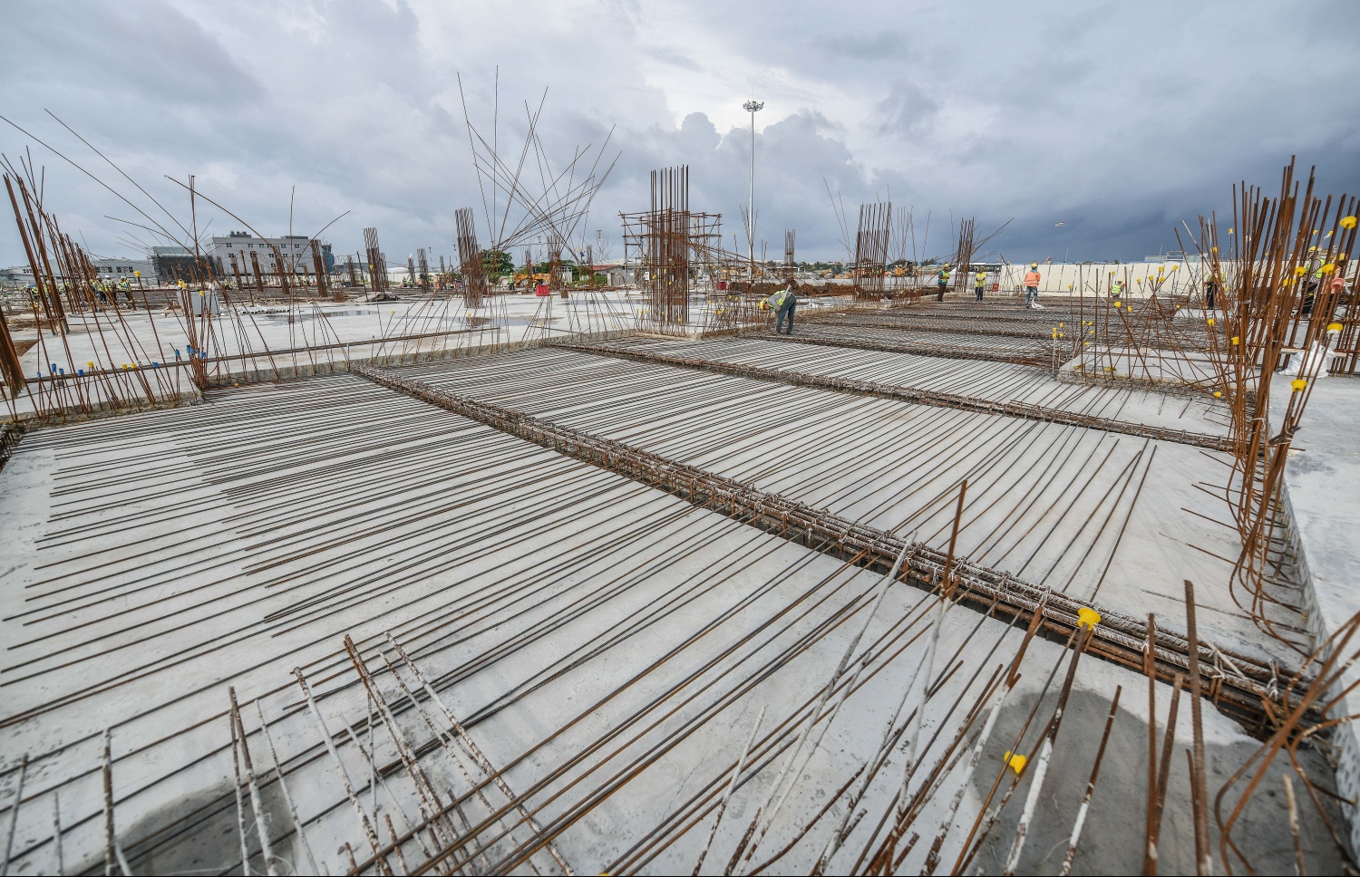 މާލެ: ޑިސެމްބަރު 18، 2019: ވެލާނާ އިންޓަނޭޝަނަލް އެއާޕޯޓްގައި ތަރައްގީކުރާ އާ ޕެސެންޖާ ޓާމިނަލްގެ ލެވެލް ފައުންޑޭޝަން އަޅާފައި އޮތް ސަރަހައްދުގައި މަސައްކަތް ކުރިއަށްދަނީ--. ފޮޓޯ: ނިޝާން އަލީ