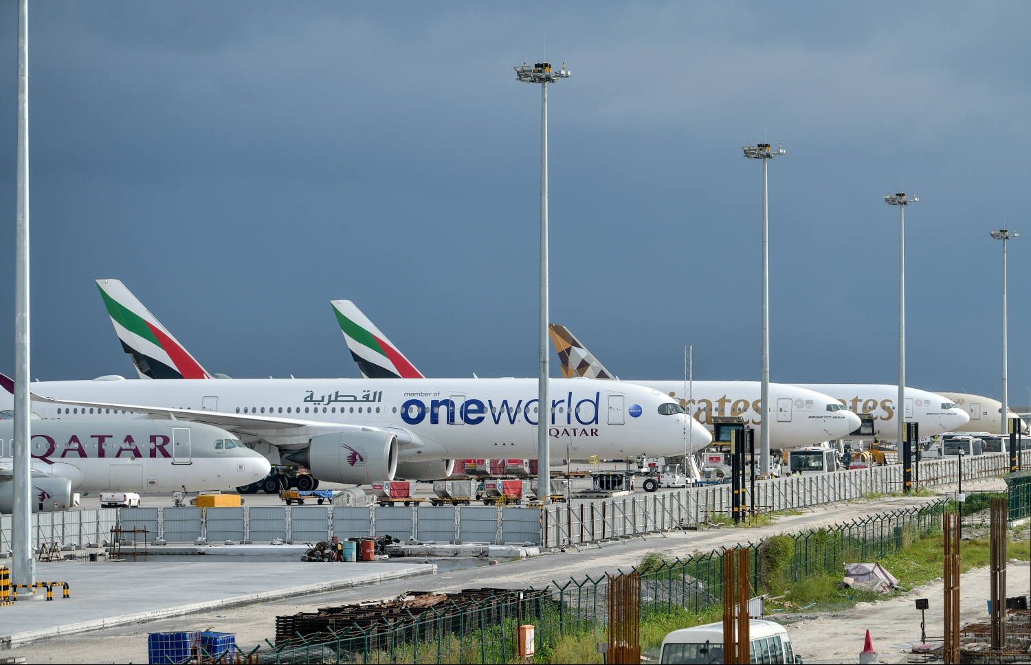 މާލެ: ޑިސެމްބަރު 18، 2019: ވެލާނާ އިންޓަނޭޝަނަލް އެއާޕޯޓްގައި ތަރައްގީކުރާ އާ އޭޕްރަން ސަރަހައްދު: ބާރު ސްޕީޑުގައި ގިނަ މަސައްކަތްތައް ކުރިއަށްދާ އިރު އެތަނަށް ބޮޑެތި ބަދަލުތަކެއް އަންނަ މަންޒަރު މިހާރު ވަނީ ފެންނަން ފަށާފައި. އަންނަ އަހަރުގައި ބައެއް ތަންތަނުގެ ބޭނުން ކުރަން ފެށޭނެކަމަށް އެމްއޭސީއެލްއިން ބުނޭ--. ފޮޓޯ: ނިޝާން އަލީ