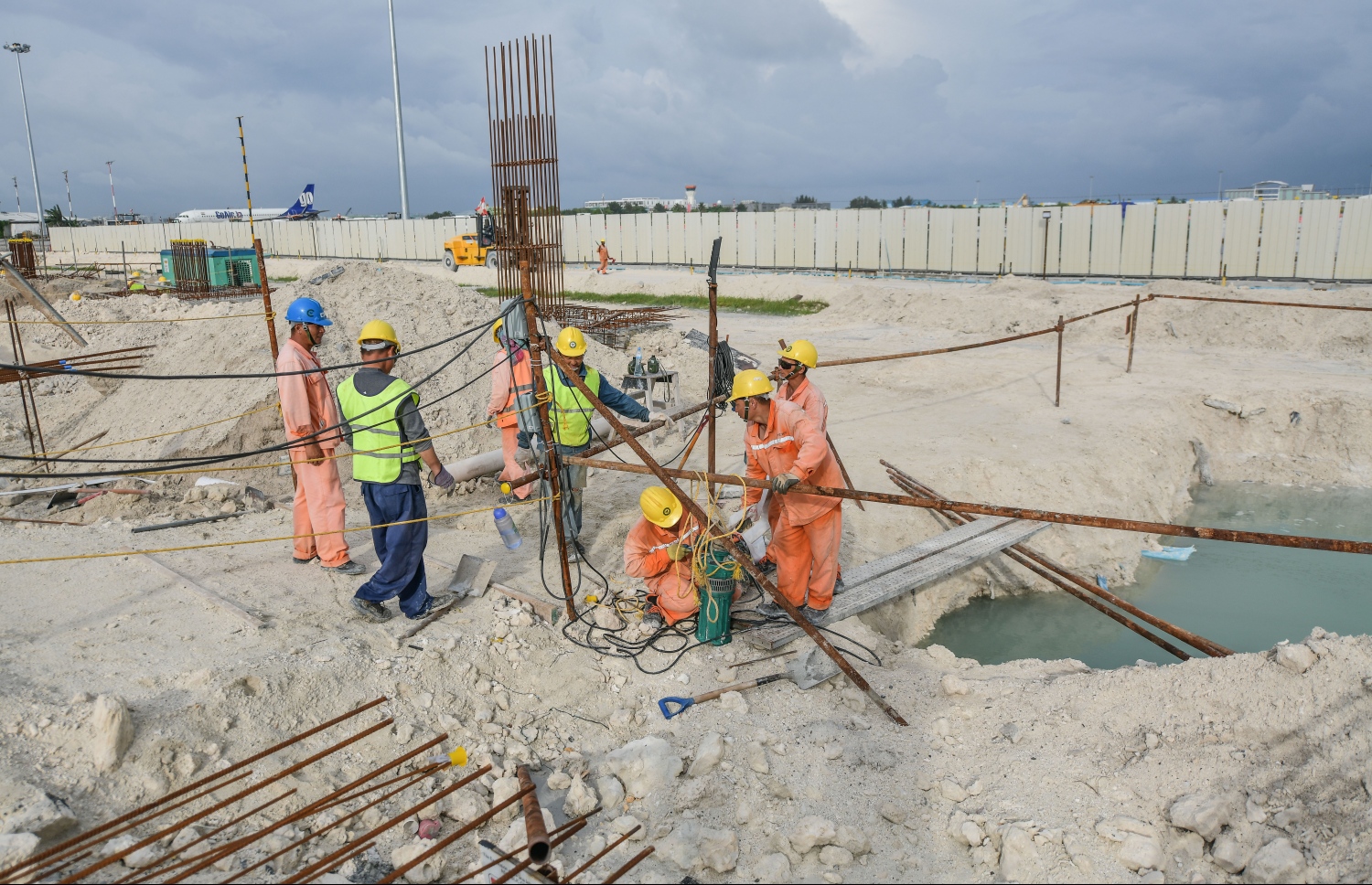 އާ ޓާމިނަލްގެ ކޮސްޓްރަކްޝަން މަސައްކަތް ކުރަނީ-- ފޮޓޯ: ނިޝާން އަލީ/ މިހާރު