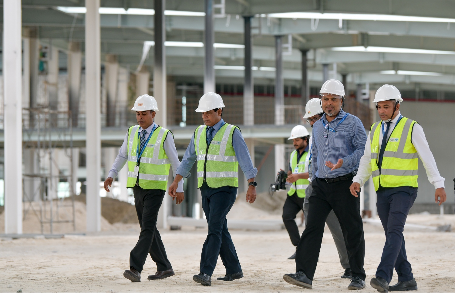 މާލެ: ޑިސެމްބަރު 18، 2019: ވެލާނާ އިންޓަނޭޝަނަލް އެއާޕޯޓްގައި ތަރައްގީގެ މަސައްކަތްތައް އެމްއޭސީއެލްގެ އެމްޑީ މޫސާ ސޯލިހް ބައްލަވާލަނީ: ބާރު ސްޕީޑުގައި ގިނަ މަސައްކަތްތައް ކުރިއަށްދާ އިރު އެތަނަށް ބޮޑެތި ބަދަލުތަކެއް އަންނަ މަންޒަރު މިހާރު ވަނީ ފެންނަން ފަށާފައި. އަންނަ އަހަރުގައި ބައެއް ތަންތަނުގެ ބޭނުން ކުރަން ފެށޭނެކަމަށް އެމްއޭސީއެލްއިން ބުނޭ--. ފޮޓޯ: ނިޝާން އަލީ