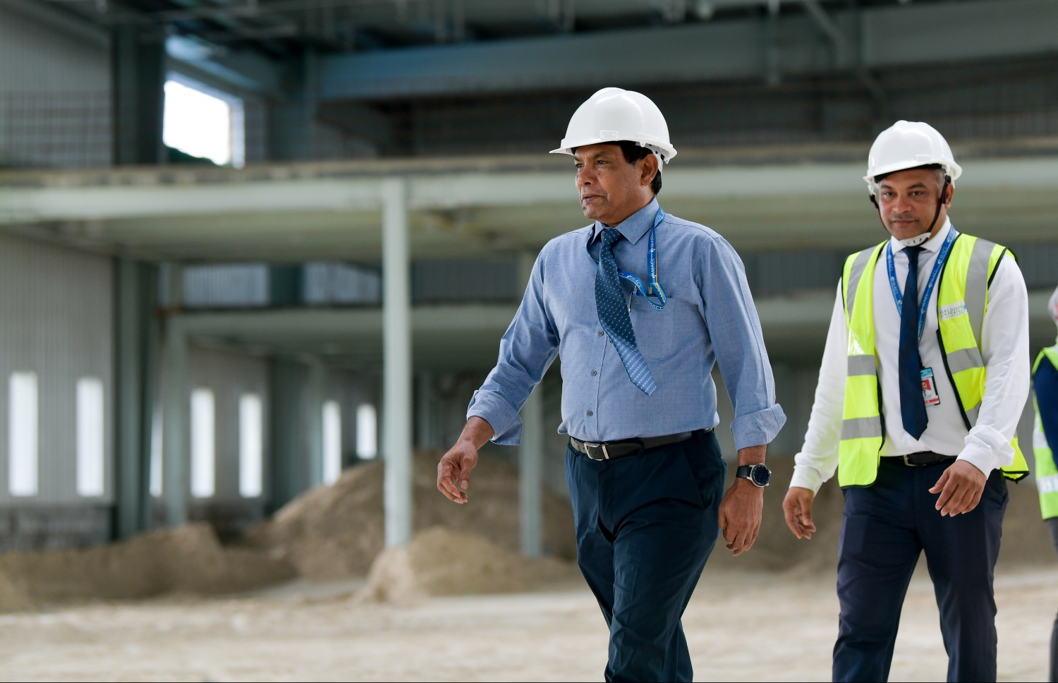 މާލެ: ޑިސެމްބަރު 18، 2019: ވެލާނާ އިންޓަނޭޝަނަލް އެއާޕޯޓްގައި ތަރައްގީގެ މަސައްކަތްތައް އެމްއޭސީއެލްގެ އެމްޑީ މޫސާ ސޯލިހް ބައްލަވާލަނީ: ބާރު ސްޕީޑުގައި ގިނަ މަސައްކަތްތައް ކުރިއަށްދާ އިރު އެތަނަށް ބޮޑެތި ބަދަލުތަކެއް އަންނަ މަންޒަރު މިހާރު ވަނީ ފެންނަން ފަށާފައި. އަންނަ އަހަރުގައި ބައެއް ތަންތަނުގެ ބޭނުން ކުރަން ފެށޭނެކަމަށް އެމްއޭސީއެލްއިން ބުނޭ--. ފޮޓޯ: ނިޝާން އަލީ