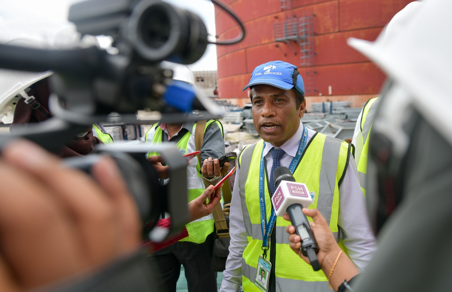 މާލެ: ޑިސެމްބަރު 18، 2019: ވެލާނާ އިންޓަނޭޝަނަލް އެއާޕޯޓް (ވީއައިއޭ) ގެ ތަރައްގީ ކުރުމުގެ މަސައްކަތް ދައްކާލުން: ބާރު ސްޕީޑުގައި ގިނަ މަސައްކަތްތައް ކުރިއަށްދާ އިރު އެތަނަށް ބޮޑެތި ބަދަލުތަކެއް އަންނަ މަންޒަރު މިހާރު ވަނީ ފެންނަން ފަށާފައި. އަންނަ އަހަރުގައި ބައެއް ތަންތަނުގެ ބޭނުން ކުރަން ފެށޭނެކަމަށް އެމްއޭސީއެލްއިން ބުނޭ--. ފޮޓޯ: ނިޝާން އަލީ