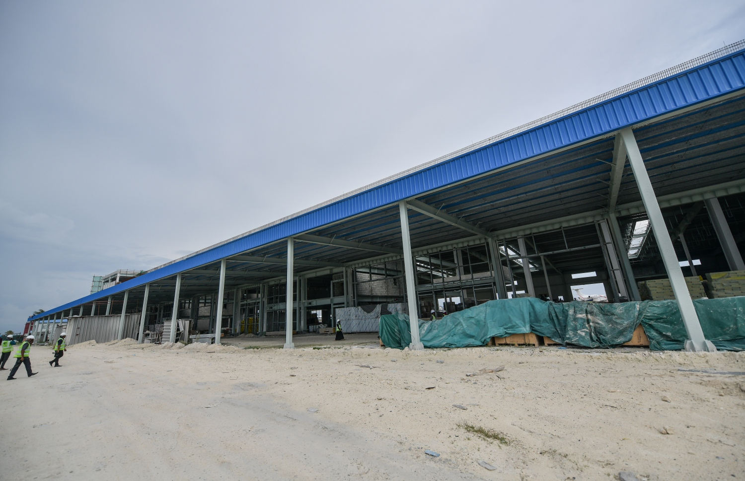 މާލެ: ޑިސެމްބަރު 18، 2019: ވެލާނާ އިންޓަނޭޝަނަލް އެއާޕޯޓްގައި ތަރައްގީކުރާ އާ ކާރގޯ ޓާމިނަލް: ބާރު ސްޕީޑުގައި ގިނަ މަސައްކަތްތައް ކުރިއަށްދާ އިރު އެތަނަށް ބޮޑެތި ބަދަލުތަކެއް އަންނަ މަންޒަރު މިހާރު ވަނީ ފެންނަން ފަށާފައި. އަންނަ އަހަރުގައި ބައެއް ތަންތަނުގެ ބޭނުން ކުރަން ފެށޭނެކަމަށް އެމްއޭސީއެލްއިން ބުނޭ--. ފޮޓޯ: ނިޝާން އަލީ