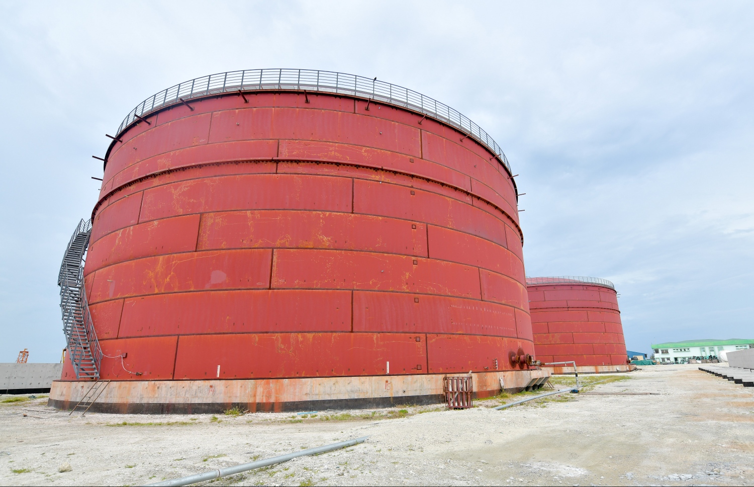 މާލެ: ޑިސެމްބަރު 18، 2019: ވެލާނާ އިންޓަނޭޝަނަލް އެއާޕޯޓްގައި ތަރައްގީކުރާ އާ ފިއުލް ފާމުގެ އެއް ޓޭންކް. މީގެ އެއް ޓޭންކުން 15 މިލިއަން ލީޓަރު ރައްކާކުރެވޭނެ--. ފޮޓޯ: ނިޝާން އަލީ