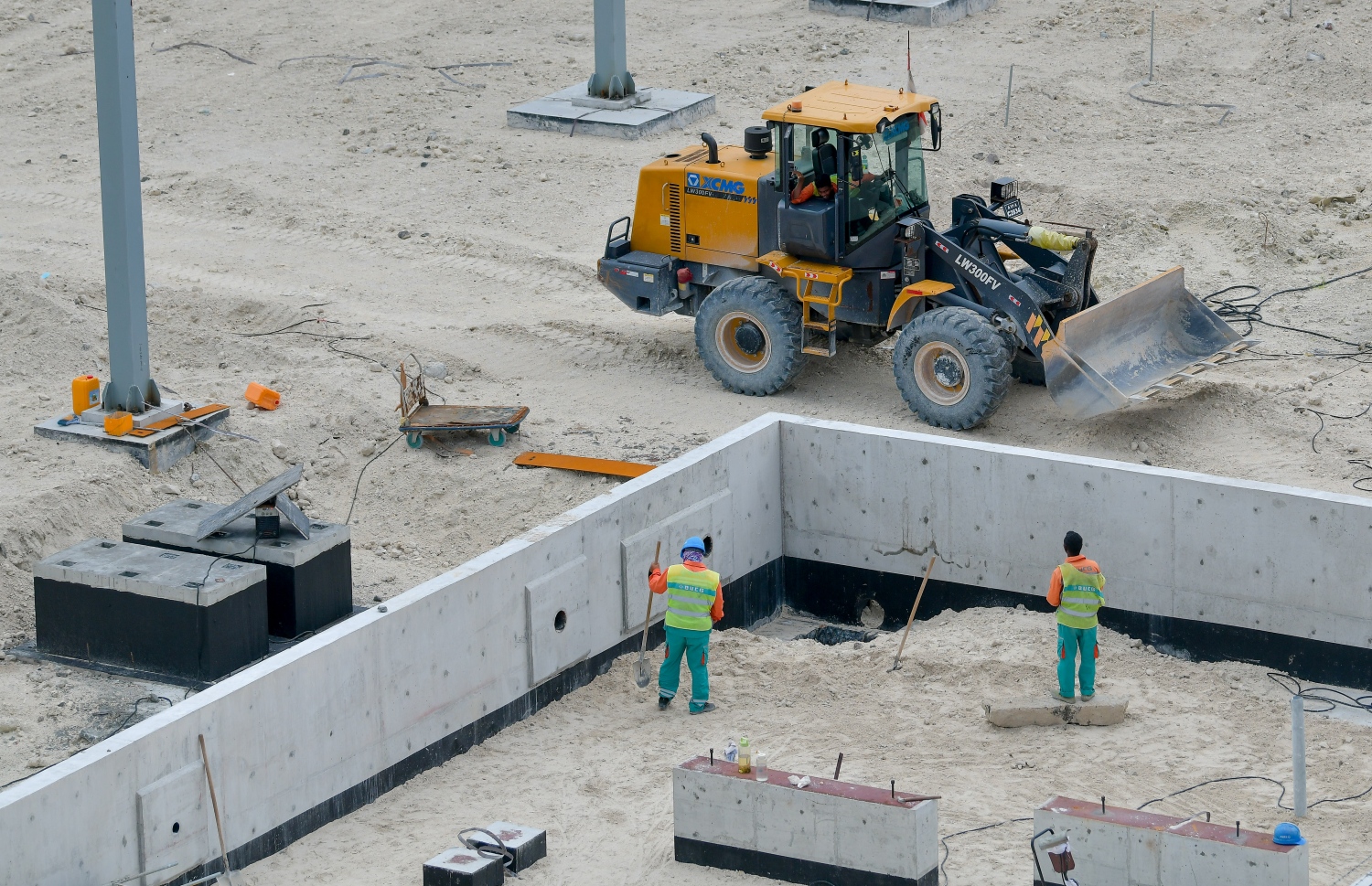 މާލެ: ޑިސެމްބަރު 18، 2019: ވެލާނާ އިންޓަނޭޝަނަލް އެއާޕޯޓްގައި ތަރައްގީކުރާ އާ ފިއުލް ފާމްގެ މަސައްކަތްކުރަނީ: ބާރު ސްޕީޑުގައި ގިނަ މަސައްކަތްތައް ކުރިއަށްދާ އިރު އެތަނަށް ބޮޑެތި ބަދަލުތަކެއް އަންނަ މަންޒަރު މިހާރު ވަނީ ފެންނަން ފަށާފައި. އަންނަ އަހަރުގައި ބައެއް ތަންތަނުގެ ބޭނުން ކުރަން ފެށޭނެކަމަށް އެމްއޭސީއެލްއިން ބުނޭ--. ފޮޓޯ: ނިޝާން އަލީ