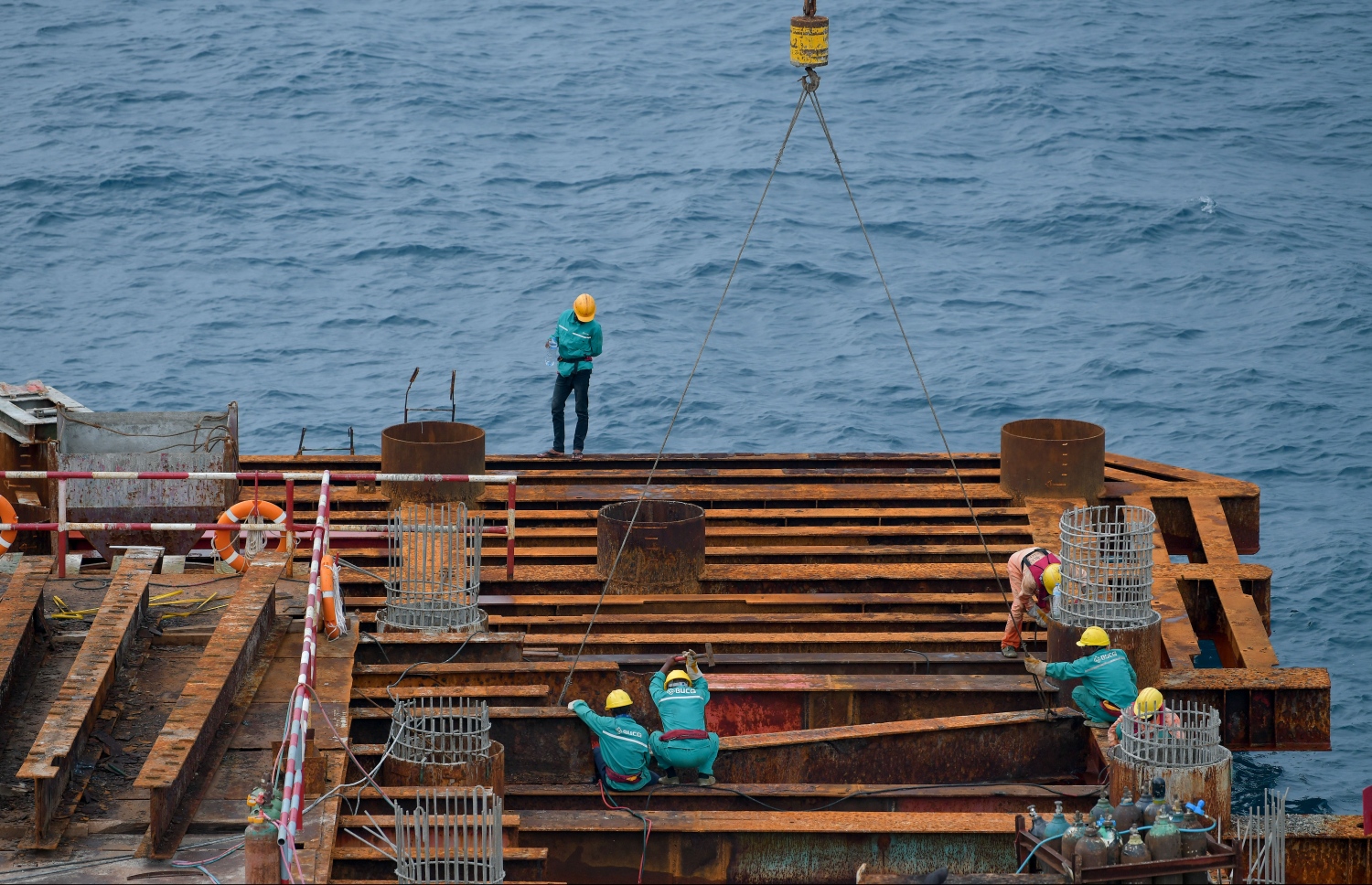 މާލެ: ޑިސެމްބަރު 18، 2019: ވެލާނާ އިންޓަނޭޝަނަލް އެއާޕޯޓްގައި ތަރައްގީކުރާ އާ ފިއުލް ޖެޓީގެ މަސައްކަތްކުރަނީ: ބާރު ސްޕީޑުގައި ގިނަ މަސައްކަތްތައް ކުރިއަށްދާ އިރު އެތަނަށް ބޮޑެތި ބަދަލުތަކެއް އަންނަ މަންޒަރު މިހާރު ވަނީ ފެންނަން ފަށާފައި. އަންނަ އަހަރުގައި ބައެއް ތަންތަނުގެ ބޭނުން ކުރަން ފެށޭނެކަމަށް އެމްއޭސީއެލްއިން ބުނޭ--. ފޮޓޯ: ނިޝާން އަލީ