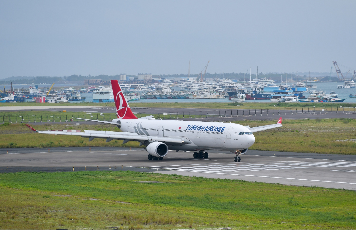 މާލެ: ޑިސެމްބަރު 18، 2019: ވެލާނާ އިންޓަނޭޝަނަލް އެއާޕޯޓް (ވީއައިއޭ) ރަންވޭގައި ޓާކިޝް އެއާލައިންގެ ބޯޓެއެއް ޖައްސާފައި: ބާރު ސްޕީޑުގައި ގިނަ މަސައްކަތްތައް ކުރިއަށްދާ އިރު އެތަނަށް ބޮޑެތި ބަދަލުތަކެއް އަންނަ މަންޒަރު މިހާރު ވަނީ ފެންނަން ފަށާފައި. އަންނަ އަހަރުގައި ބައެއް ތަންތަނުގެ ބޭނުން ކުރަން ފެށޭނެކަމަށް އެމްއޭސީއެލްއިން ބުނޭ--. ފޮޓޯ: ނިޝާން އަލީ