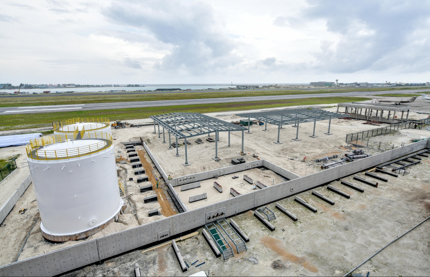 މާލެ: ޑިސެމްބަރު 18، 2019: ވެލާނާ އިންޓަނޭޝަނަލް އެއާޕޯޓްގައި ތަރައްގީކުރާ އާ ފިއުލް ފާމްގެ މަސައްކަތްކުރަނީ: ބާރު ސްޕީޑުގައި ގިނަ މަސައްކަތްތައް ކުރިއަށްދާ އިރު އެތަނަށް ބޮޑެތި ބަދަލުތަކެއް އަންނަ މަންޒަރު މިހާރު ވަނީ ފެންނަން ފަށާފައި. އަންނަ އަހަރުގައި ބައެއް ތަންތަނުގެ ބޭނުން ކުރަން ފެށޭނެކަމަށް އެމްއޭސީއެލްއިން ބުނޭ--. ފޮޓޯ: ނިޝާން އަލީ