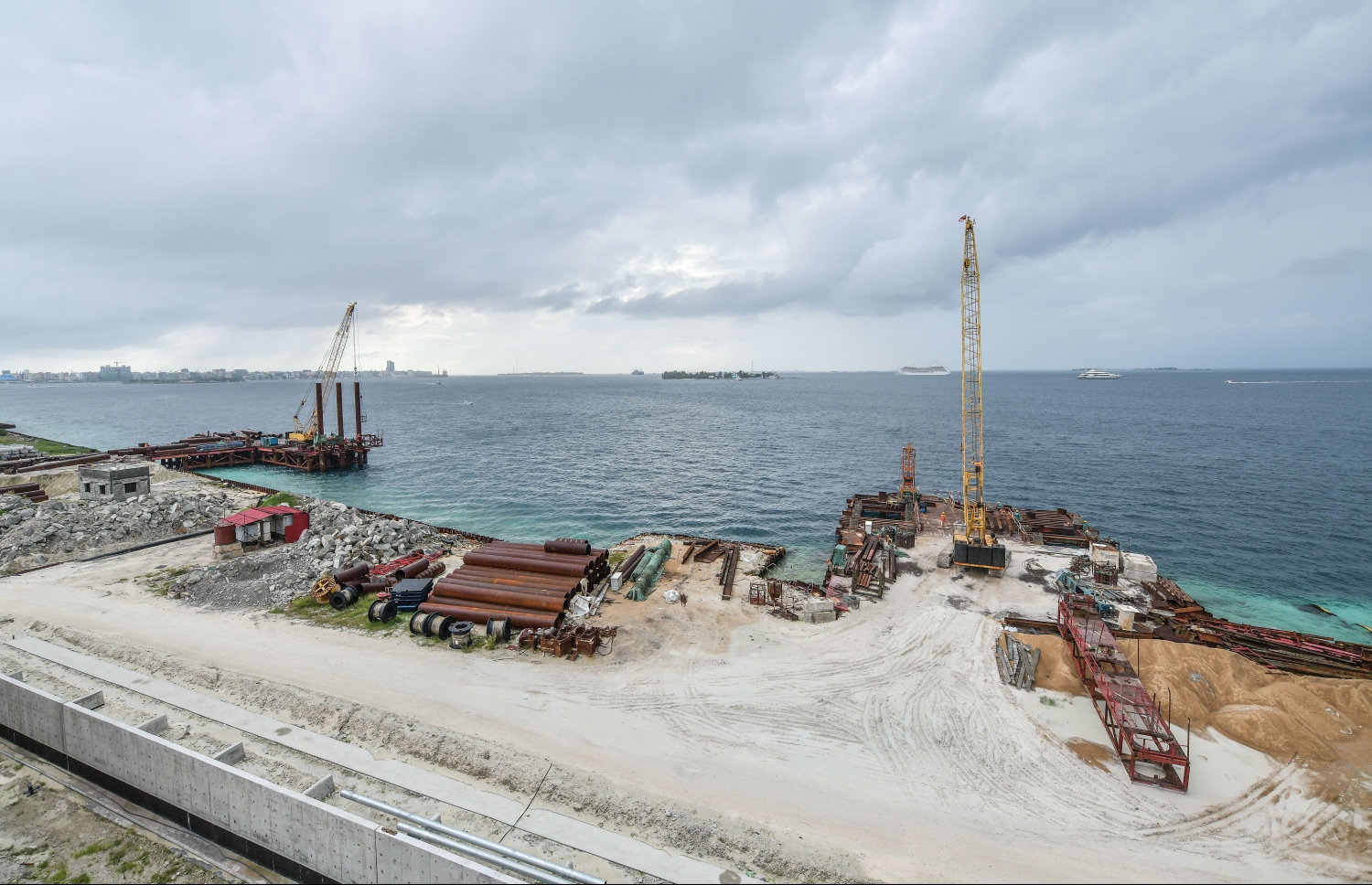 މާލެ: ޑިސެމްބަރު 18، 2019: ވެލާނާ އިންޓަނޭޝަނަލް އެއާޕޯޓްގައި ތަރައްގީކުރާ އާ ފިއުލް ފާމްގެ މަސައްކަތްކުރަނީ: ބާރު ސްޕީޑުގައި ގިނަ މަސައްކަތްތައް ކުރިއަށްދާ އިރު އެތަނަށް ބޮޑެތި ބަދަލުތަކެއް އަންނަ މަންޒަރު މިހާރު ވަނީ ފެންނަން ފަށާފައި. އަންނަ އަހަރުގައި ބައެއް ތަންތަނުގެ ބޭނުން ކުރަން ފެށޭނެކަމަށް އެމްއޭސީއެލްއިން ބުނޭ--. ފޮޓޯ: ނިޝާން އަލީ