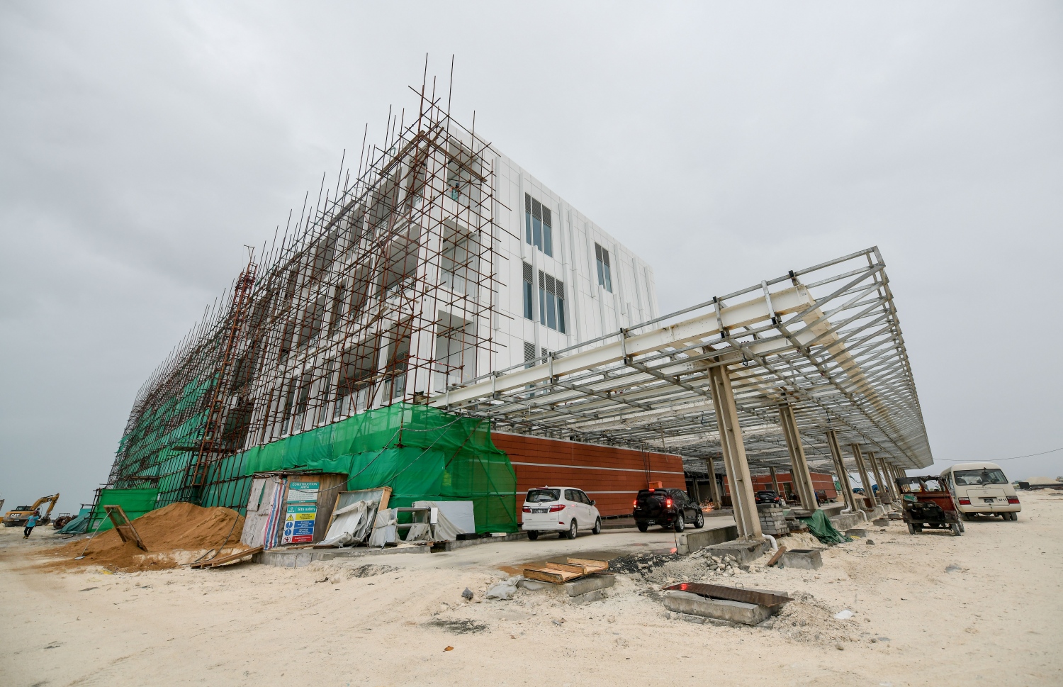 މާލެ: ޑިސެމްބަރު 18، 2019: ވެލާނާ އިންޓަނޭޝަނަލް އެއާޕޯޓްގައި ތަރައްގީކުރާ އާ ސީޕްލޭން ޓާމިނަލް: ބާރު ސްޕީޑުގައި ގިނަ މަސައްކަތްތައް ކުރިއަށްދާ އިރު އެތަނަށް ބޮޑެތި ބަދަލުތަކެއް އަންނަ މަންޒަރު މިހާރު ވަނީ ފެންނަން ފަށާފައި. އަންނަ އަހަރުގައި ބައެއް ތަންތަނުގެ ބޭނުން ކުރަން ފެށޭނެކަމަށް އެމްއޭސީއެލްއިން ބުނޭ--. ފޮޓޯ: ނިޝާން އަލީ