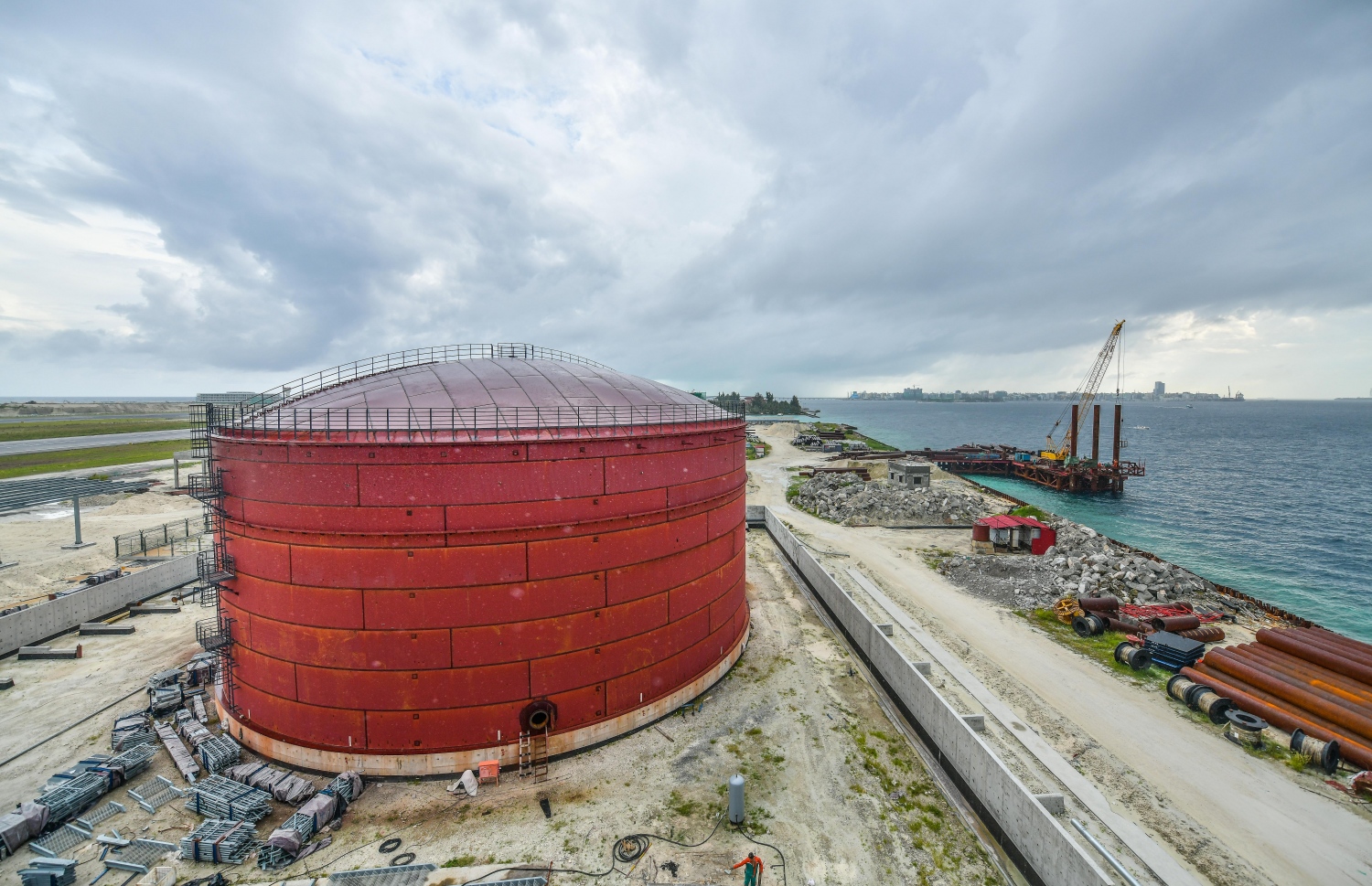 މާލެ: ޑިސެމްބަރު 18، 2019: ވެލާނާ އިންޓަނޭޝަނަލް އެއާޕޯޓްގައި ތަރައްގީކުރާ އާ ފިއުލް ފާމުގެ އެއް ޓޭންކް. މީގެ އެއް ޓޭންކުން 15 މިލިއަން ލީޓަރު ރައްކާކުރެވޭނެ--. ފޮޓޯ: ނިޝާން އަލީ