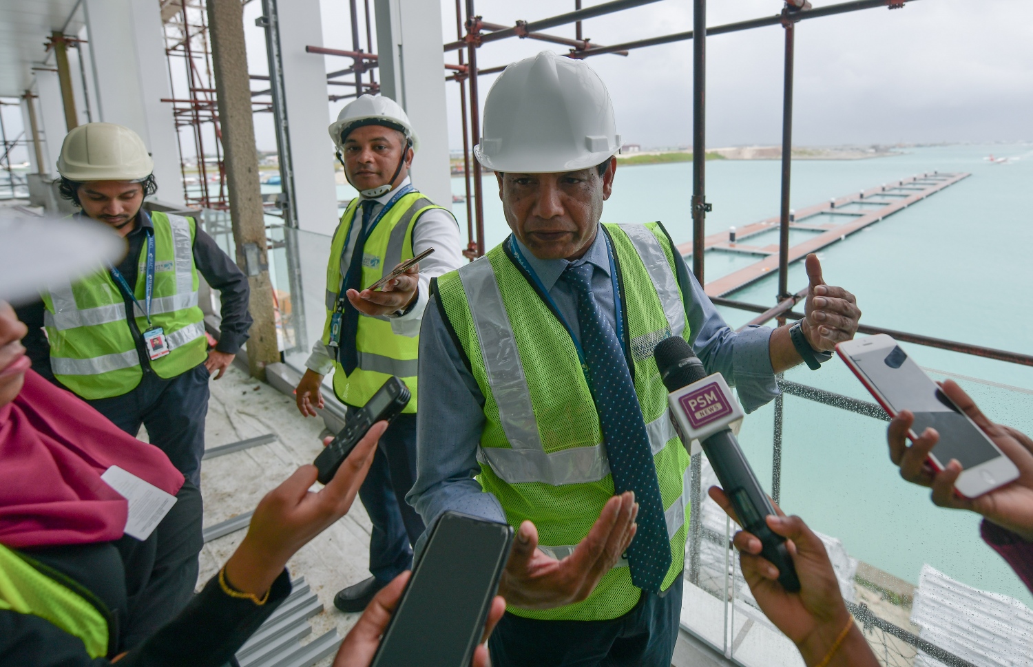 ސީ ޕްލޭން ޓާމިނަލްގައި ހުރެ އެމްއޭސީއެލްގެ އެމްޑީ މޫސާ ސޯލިހު ނޫސްވެރިންނަށް މައުލޫމާތު ދެނީ-- ފޮޓޯ: ނިޝާން އަލީ/ މިހާރު