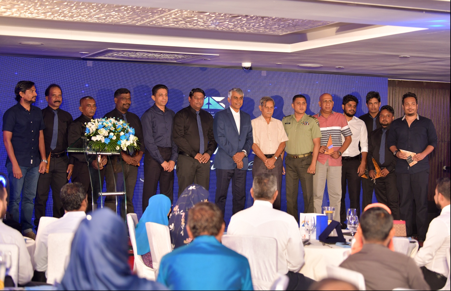 ޖާހުއަށް އެންމެ ގިނަ ދުވަހު ހިދުމަތް ކުރި މުވައްޒަފުންނާއި އެ ކުންފުންޏާ އެކު ވިޔަފާރީގެ ގޮތުން ގުޅުން ބަދަހިކޮށްފައިވާ ކުންފުނިތަކުގެ ބޭފުޅުން-- ފޮޓޯ: ހުސައިން ވަހީދު/ މިހާރު