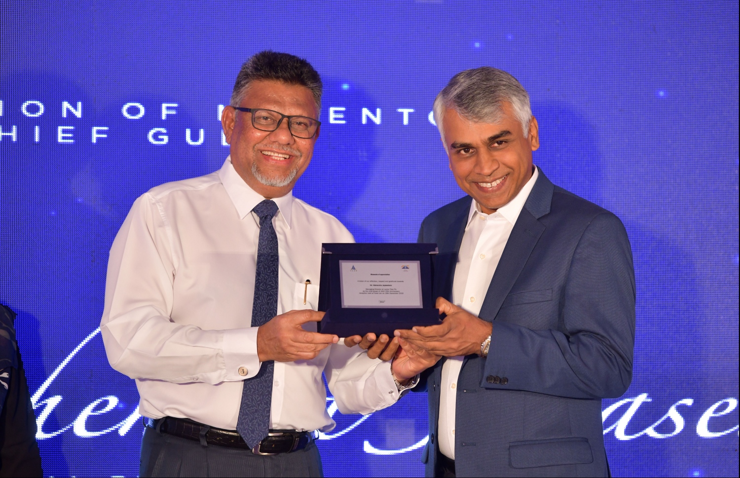 ޖާހުގެ ކާމިޔާބީ އަށް ލަންކާ ޓައިލްސް އިން ފޯރުކޮށްދިން އެހީގެ އަގުވަޒަން ކުރުމުގެ ގޮތުން ހަނދާނީ ފިލާ ދެއްވަނީ.-- ފޮޓޯ: ހުސައިން ވަހީދު/މިހާރު