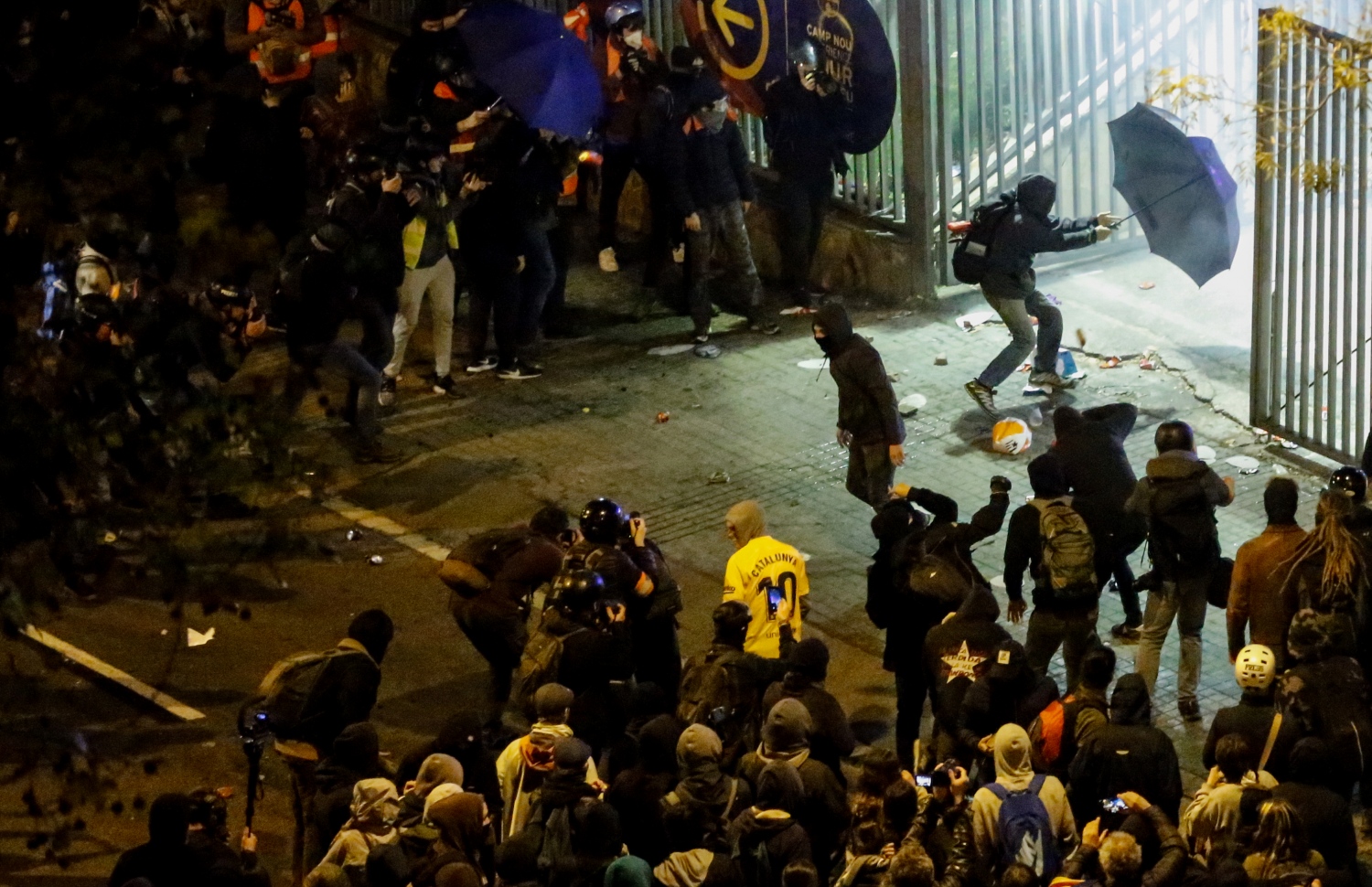 ބާސެލޯނާގެ ކޭމްޕް ނޯ ސްޓޭޑިއަމް ބޭރުގައި ހަމަނުޖެހުން ހިނގަނީ. --ފޮޓޯ: އޭއެފްޕީ