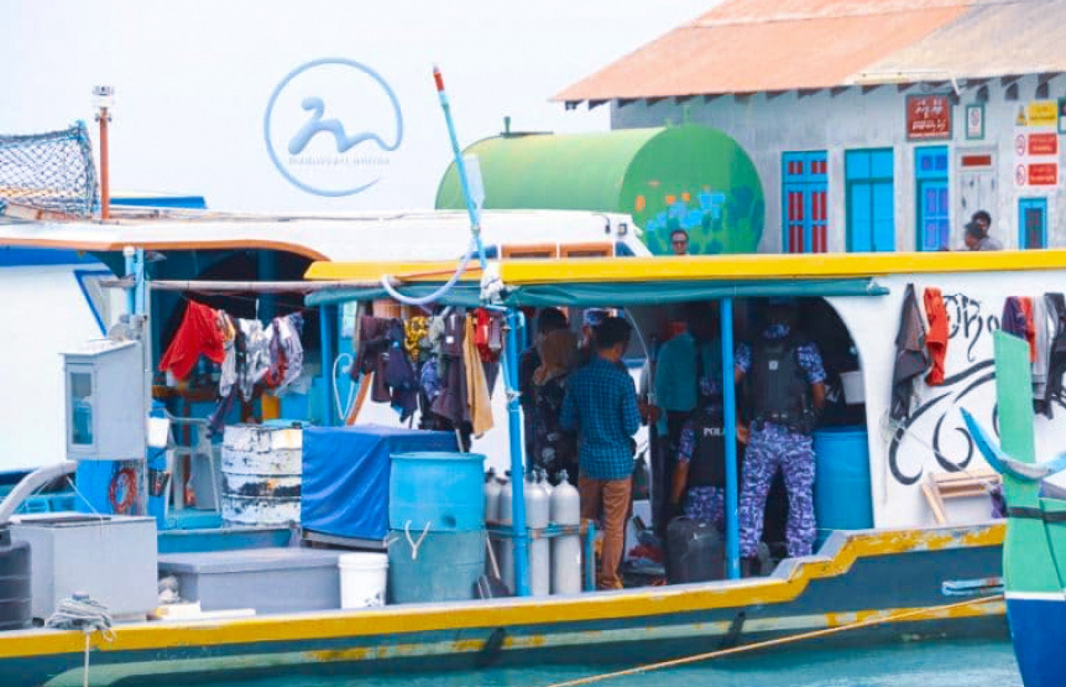 ރ. މަޑުއްވަރީގައި ފުލުހުން ހިންގާ އޮޕަރޭޝަންގައި އެ ރަށުގެ ދޯންޏެއް ބަލައި ފާސްކުރަނީ. --- ފޮޓޯ: މަޑުއްވަރީ އޮންލައިން