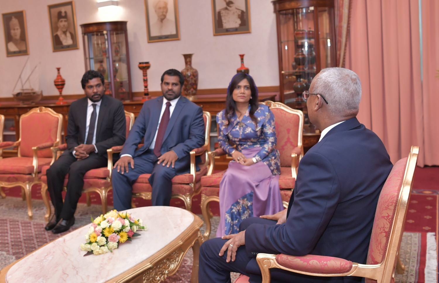 ރައީސް އިބްރާހިމް މުހައްމަދު ސޯލިހް، ބްރޯޑްކާސްޓިން ކޮމިޝަންގެ މެމްބަރުންނާ ބައްދަލު ކުރައްވަނީ. --- ފޮޓޯ: ރައީސް އޮފީސް