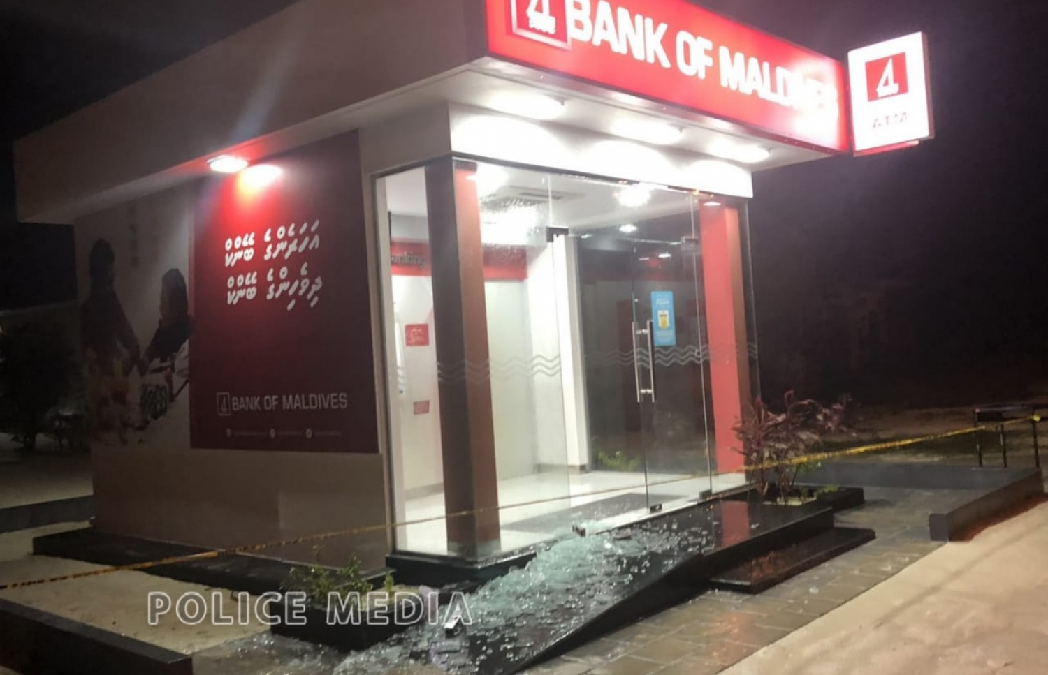 ހިންނަވަރުގައި ހުންނަ ބީއެމްއެލް އޭޓީއެމްގެ ބިއްލޫރިގަނޑު ތަޅައިގެން ގޮސްފައި. ---