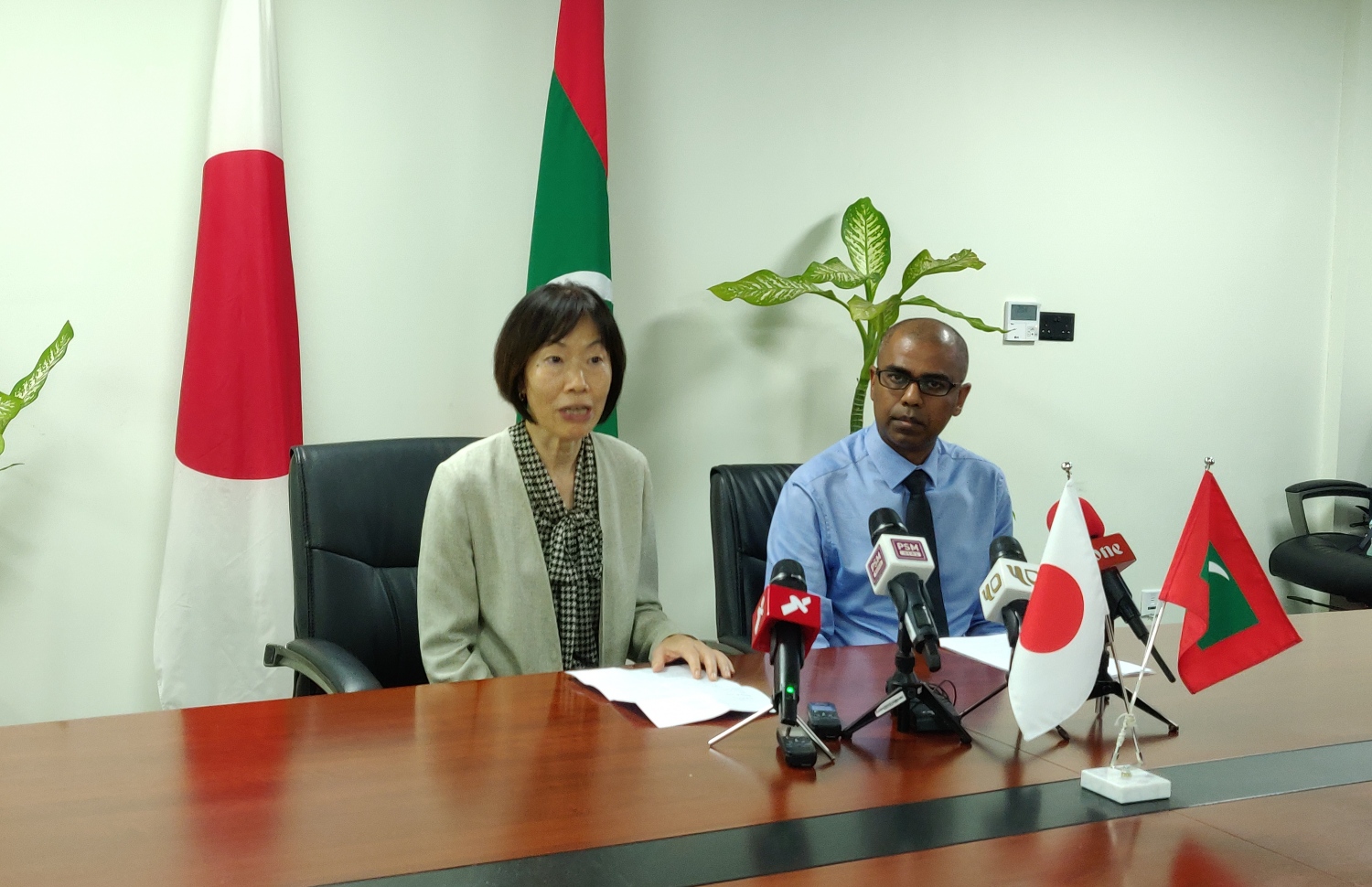 ޖަޕާނުން ހަދިޔާކުރި ސާމާނު ހަވާލުކުރަން ބޭއްވި ރަސްމިއްޔާތުގައި ޖަޕާންގެ ސަފީރު ކެއިނޯ ޔަނާއި އަދި ޖަޕާނުގައި ހުންނަވާ ސަފީރު އުވެއިސް ބައިވެރިވެވަޑައިގަންނަވަނީ -- ފޮޓޯ: މިހާރު