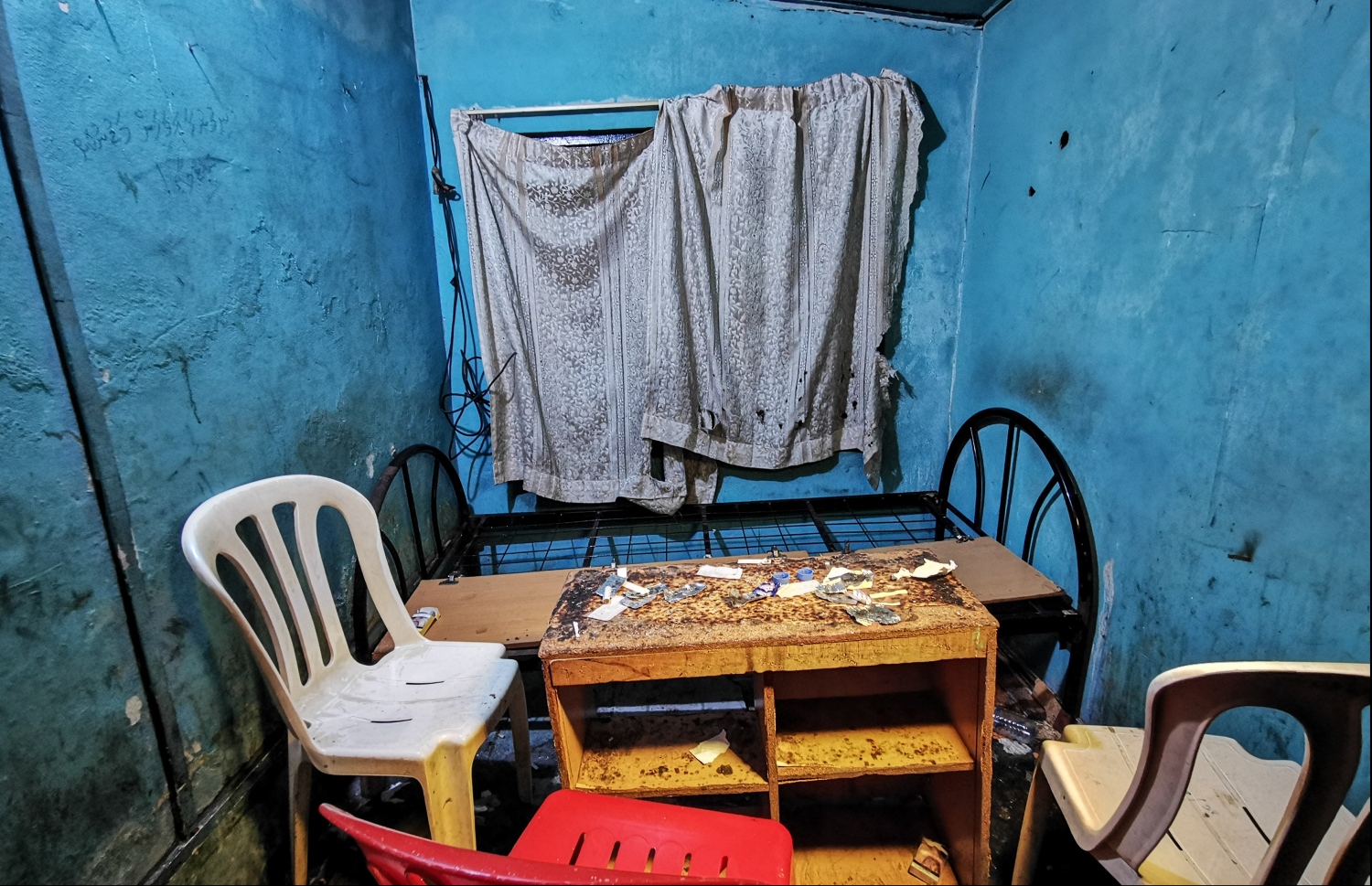 ކެފޭ އުސޫލުން ޑްރަގް ވިޔަފާރި ކުރާ ގެއެއްގެ އެތެރެ -- ފޮޓޯ: ހުސެއިން ވަހީދު/މިހާރު