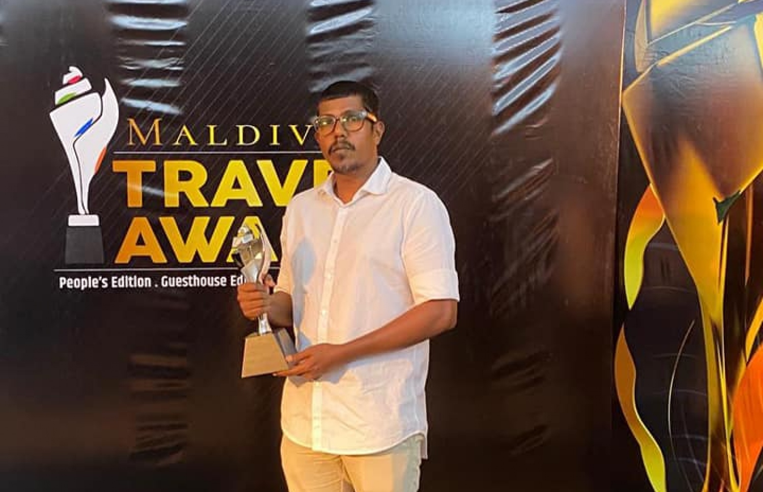 ވޭވް ސައުންޑަށް ލިބުނު އެވޯޑާ އެކު އެތަނުގެ އެއް ހިއްސާދާރު ޝަރަފުޒާދު ސައީދު.