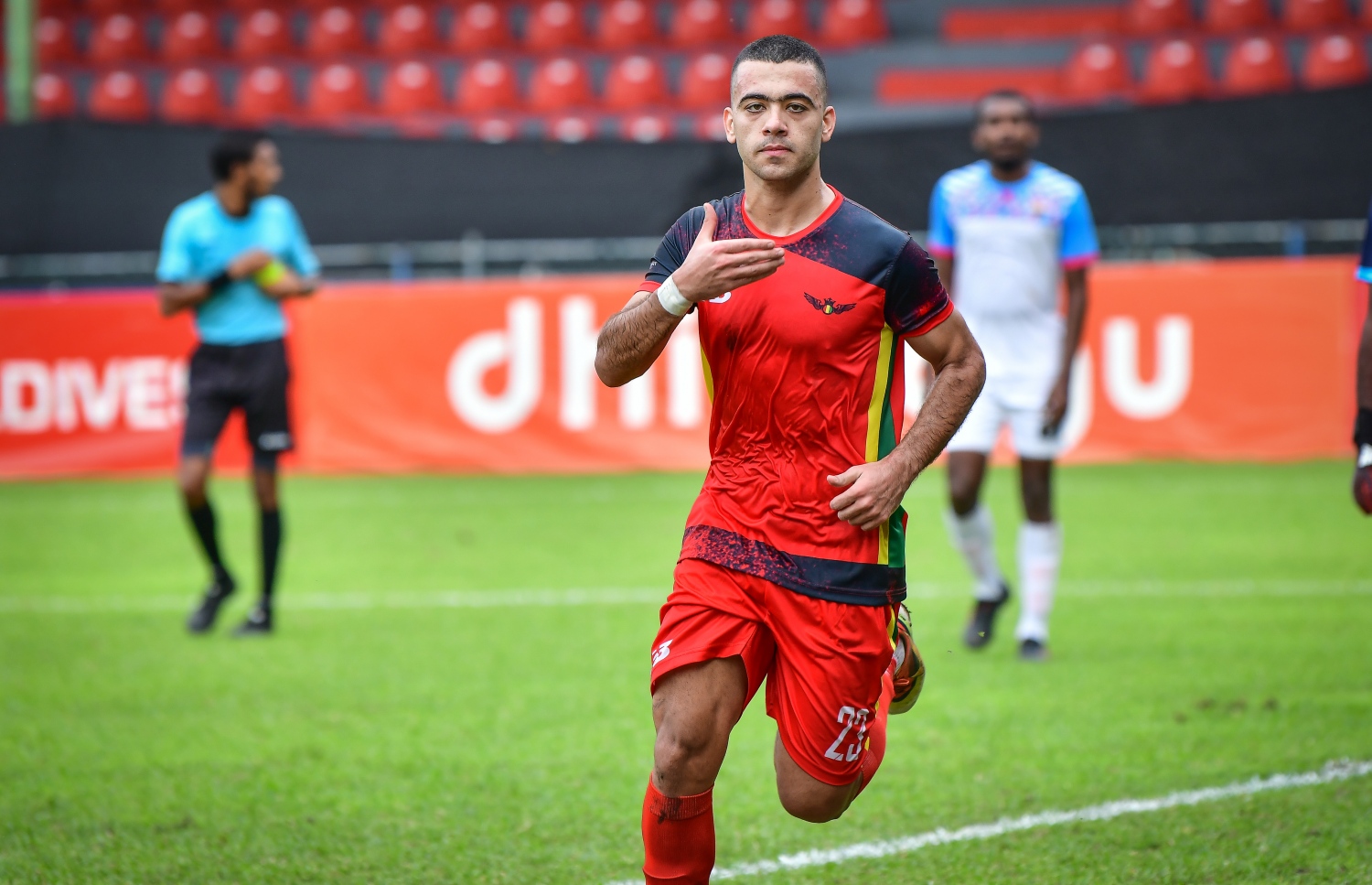 ލަނޑު ޖެހުމަށް ފަހު ދަ ގްރާންޑޭގެ ފޯވާޑް އޮބައިދާ އުފާފާޅުކުރަނީ. -- ފޮޓޯ: ނިޝާން އަލީ/ މިހާރު