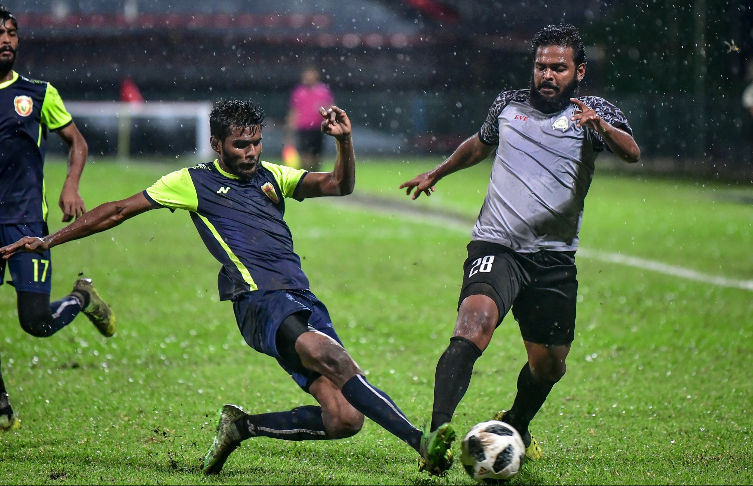 ގްރީންސްޓްރީޓްސްގެ މުސްލިހް (ކ) އަތުން ބޯޅަ ހޯދަން ޔުނައިޓެޑް ވިކްޓްރީގެ ކުޅުންތެރިޔަކު މަސައްކަތްކުރަނީ. --ފޮޓޯ: ނިޝާން އަލީ/ މިހާރު