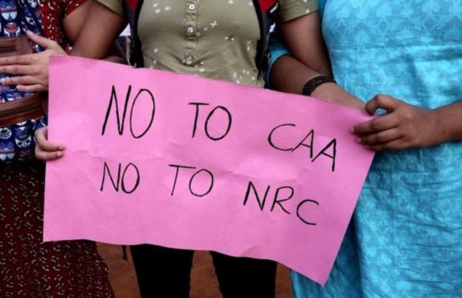 ނިއު ދިއްލީގައި ޔުނިވަސިޓީ ދަރިވަރުން މުޒާހަރާކުރަނީ: ދަރިވަރުންނާއި އާންމުން ގެންދަނީ ސިޓިޒަންޝިޕް އެމެންޑްމެންޓް އެކްޓް (ސީއޭއޭ) އާއި ނެޝަނަލް ރަޖިސްޓަ އޮފް ސިޓިޒަންސް (އެންއާރުސީ) އާ ދެކޮޅަށް އަޑުއުފުލަމުން. އެއީ މުސްލިމުންނަށް އަމާޒުކޮށްގެން ހަދާފައިވާ ގާނޫނެއް ކަމަށް ތުހުމަތުކުރޭ