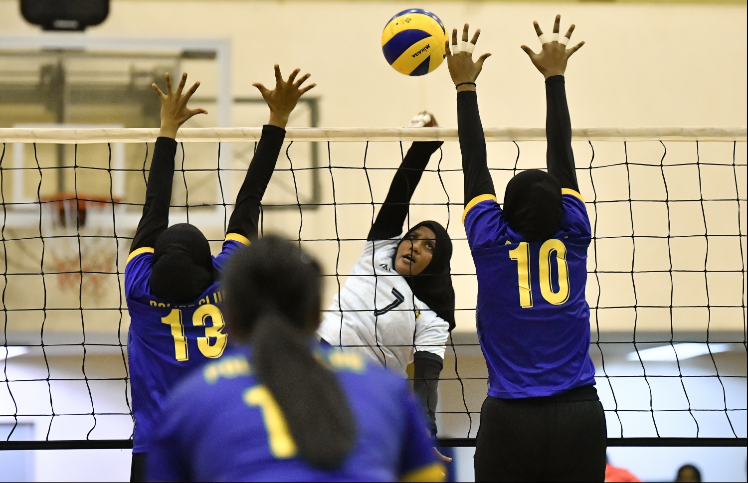 ޕޮލިހުގެ ދެ ކުޅުންތެރިން ކައިރިން ވެމްކޯގެ އަރީ (މ) ބޯޅަ ފޮނުވާލަނީ. -- ފޮޓޯ: ހުސެއިން ވަހީދު/ މިހާރު