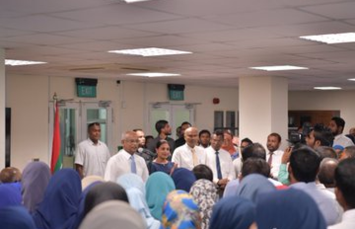 ރައީސް އިބްރާހިމް މުހައްމަދު ސޯލިހު، އެޑިއުކޭޝަން މިނިސްޓްރީގެ މުވައްޒަފުންނާ އެކު މި މަހުގެ ކުރީކޮޅު ބައްދަލު ކުރައްވަނީ: ގުރުއާން މާއްދާ އަށް ތައްޔާރު ނުވެ އެސެސް ކުރާ މައްސަލައިގައި ބެލެނިވެރިންގެ ޕެޓިޝަނެއް ވަނީ އެ މިނިސްޓްރީ އަށް ހުށަހަޅާފައި.---ފޮޓޯ: އެޑިއުކޭޝަން މިނިސްޓްރީ