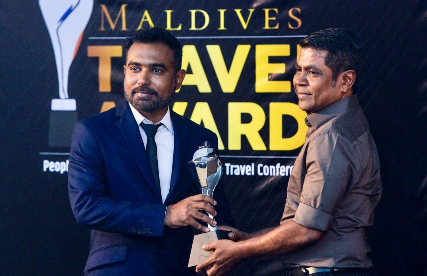 އެންމެ މޮޅު ފޮޓޯގްރަފާގެ އެވޯޑާ އަލީ މުހައްމަދު (އެލީޒް) ހަވާލުވަނީ-- ފޮޓޯ: މަޓާޓޯ