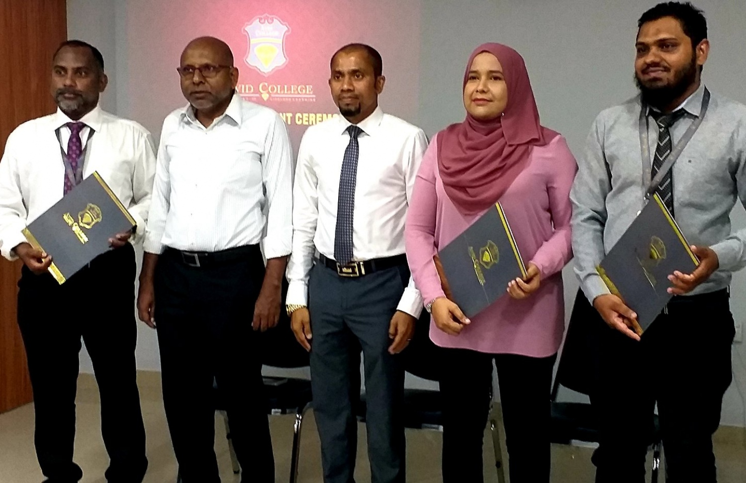 އެވިޑްގެ ޗެއާމަން މުޝްތާގު (މ) އަދި ޑެޕިއުޓީ ވައިސް ރެކްޓާ ފަޔާޒު، އެ ކޮލެޖުގެ ބިޒްނަސް ފެކަލްޓީގެ ޑީނަކަށް އައްޔަންކުރެއްވި ނާފިޒް އާއި (ކ)، ސުނީނާ އަދި އިސްލާމިކް ސްޓަޑީޒްގެ ޑީނަކަށް އައްޔަންކުރެއްވި ޒިޔާދާއެކު ފޮޓޯއަކަށް ހުއްޓިވަޑައިގެން- ފޮޓޯ: އެވިޑް ކޮލެޖު