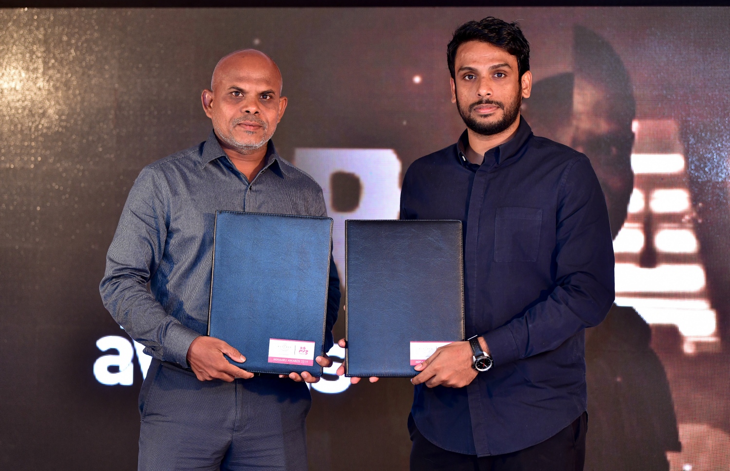 މިހާރުގެ އެޑިޓަރު މޫސާ ލަތީފް (ވ) އާއި ދަ ކިޗެންގެ ޖެނެރަލް މެނޭޖަރު ހަސަން ޝިޔާޒް އެއްބަސްވުން ދައްކާލަނީ. --ފޮޓޯ: ނިޝާން އަލީ/ މިހާރު