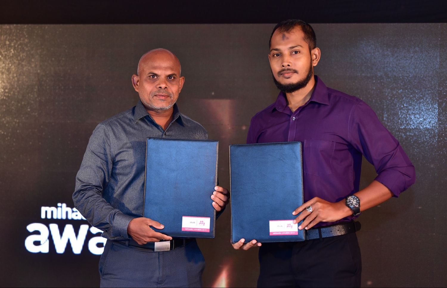 މާލެ: ޑިސެމްބަރު 22، 2019: ރާއްޖޭގެ ކުޅިވަރުގައި ދެވޭ އެންމެ ޝަރަފްވެރި އަދި އެންމެ ބޮޑު އެވޯޑްސް ކަމަށްވާ މިހާރު އެވޯޑްސްގެ މި އަހަރުގެ އިވެންޓުގެ ސްޕޮންސަރުންނާ އެކު އެއްބަސްވުމުގައި ސޮއިކުރުމަށް ބޭއްވި ރަސްމިއްޔާތުގައި މިހާރުގެ އެޑިޓަރު މޫސާ ލަތީފް (ވ) އާއި ތިންކުގެ ޑިރެކްޓަ އޮޕަރޭޝަންސް އަހުމަދު ނީރައިން ޖަލީލް އެއްބަސްވުން ދައްކާލަނީ. --. ފޮޓޯ:ނިޝާން އަލީ/މިހާރު