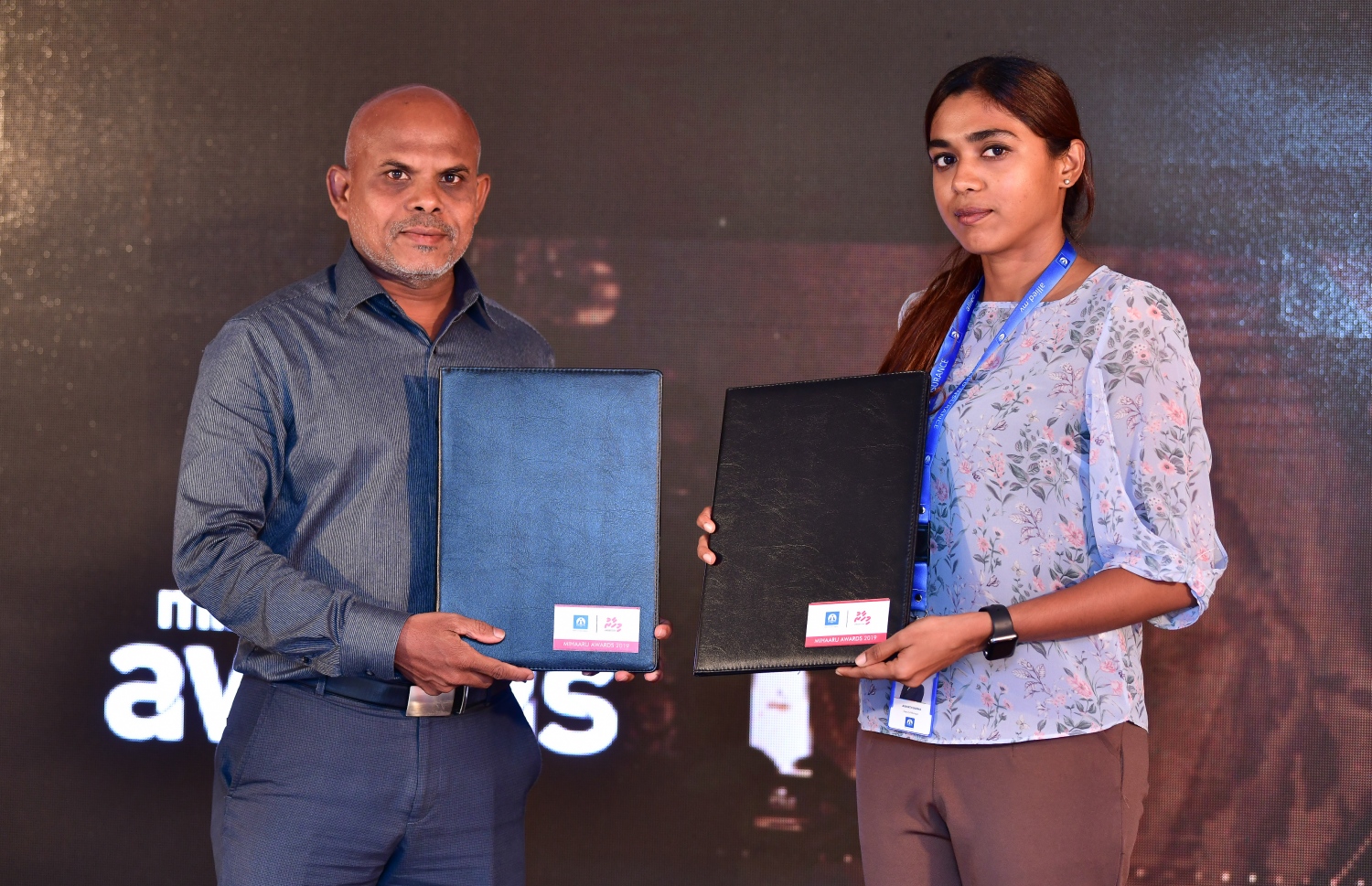 މިހާރުގެ އެޑިޓަރު މޫސާ ލަތީފް (ވ) އާއި އެލައިޑުގެ ޑެޕިއުޓީ މާކެޓިން މެނޭޖަރު އައިޝަތު ސުދާ އެއްބަސްވުން ދައްކާލަނީ. --ފޮޓޯ: ނިޝާން އަލީ/ މިހާރު