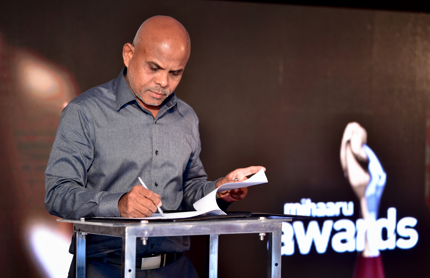 މާލެ: ޑިސެމްބަރު 22، 2019: ރާއްޖޭގެ ކުޅިވަރުގައި ދެވޭ އެންމެ ޝަރަފްވެރި އަދި އެންމެ ބޮޑު އެވޯޑްސް ކަމަށްވާ މިހާރު އެވޯޑްސްގެ މި އަހަރުގެ އިވެންޓުގެ ސްޕޮންސަރުންނާ އެކު އެއްބަސްވުމުގައި ސޮއިކުރުމަށް ބޭއްވި ރަސްމިއްޔާތުގައި މިހާރުގެ އެޑިޓަރު މޫސާ ލަތީފް އެއްބަސްވުމުގައި ސޮއިކުރަނީ --. ފޮޓޯ:ނިޝާން އަލީ/މިހާރު