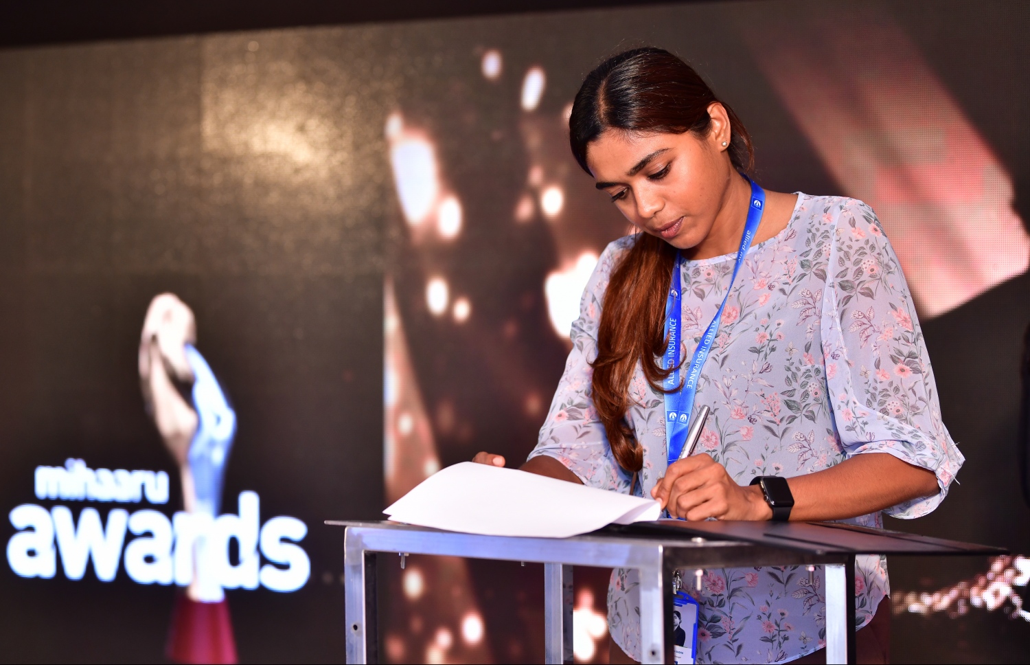 މާލެ: ޑިސެމްބަރު 22، 2019: ރާއްޖޭގެ ކުޅިވަރުގައި ދެވޭ އެންމެ ޝަރަފްވެރި އަދި އެންމެ ބޮޑު އެވޯޑްސް ކަމަށްވާ މިހާރު އެވޯޑްސްގެ މި އަހަރުގެ އިވެންޓުގެ ސްޕޮންސަރުންނާ އެކު އެއްބަސްވުމުގައި ސޮއިކުރުމަށް ބޭއްވި ރަސްމިއްޔާތުގައި އެލައިޑުގެ ޑެޕިއުޓީ މާކެޓިން މެނޭޖަރު އައިޝަތު ސުދާ އެއްބަސްވުމުގައި ސޮއިކުރަނީ--. ފޮޓޯ:ނިޝާން އަލީ/މިހާރު