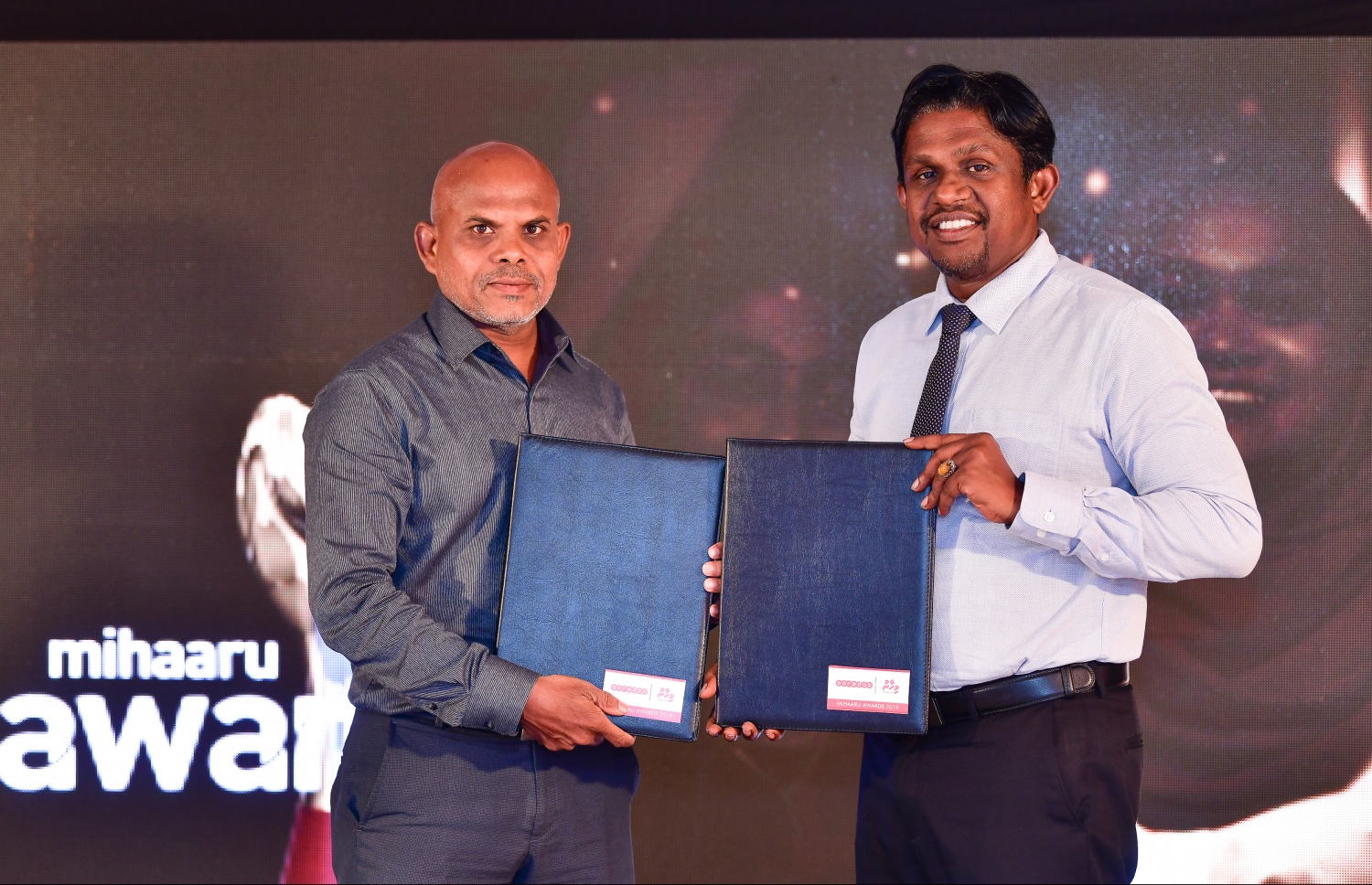 މިހާރުގެ އެޑިޓަރު މޫސާ ލަތީފް (ވ) އާއި އުރީދޫގެ ޑިރެކްޓަ އޮފް ބްރޭންޑްސް އެންޑް ސޭލްސް ހުސެއިން ނިޔާޒް އެއްބަސްވުން ދައްކާލަނީ. --ފޮޓޯ: ނިޝާން އަލީ/ މިހާރު