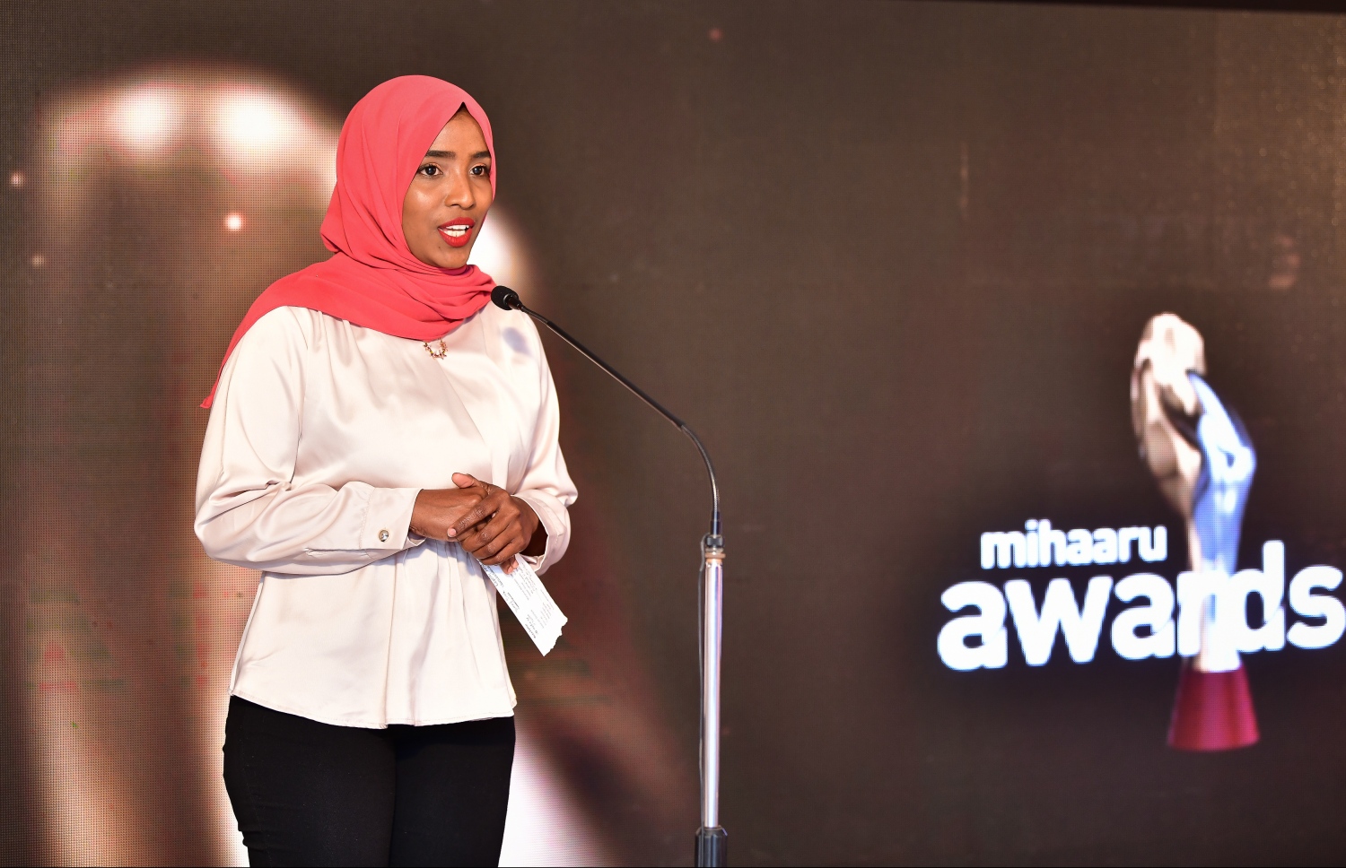 މާލެ: ޑިސެމްބަރު 22، 2019: ރާއްޖޭގެ ކުޅިވަރުގައި ދެވޭ އެންމެ ޝަރަފްވެރި އަދި އެންމެ ބޮޑު އެވޯޑްސް ކަމަށްވާ މިހާރު އެވޯޑްސްގެ މި އަހަރުގެ އިވެންޓުގެ ސްޕޮންސަރުންނާ އެކު ސޮއިކުރުމަށް ބޭއްވި ރަސްމިއްޔާތުގެ ތެރެއިން: މި އަހަރުގެ އިވެންޓުގެ މެއިން ސްޕޮންސަރުންނަކީ އުރީދޫ މޯލްޑިވްސް އާއި އެލައިޑް އިންޝުއަރެންސް--. ފޮޓޯ:ނިޝާން އަލީ/މިހާރު