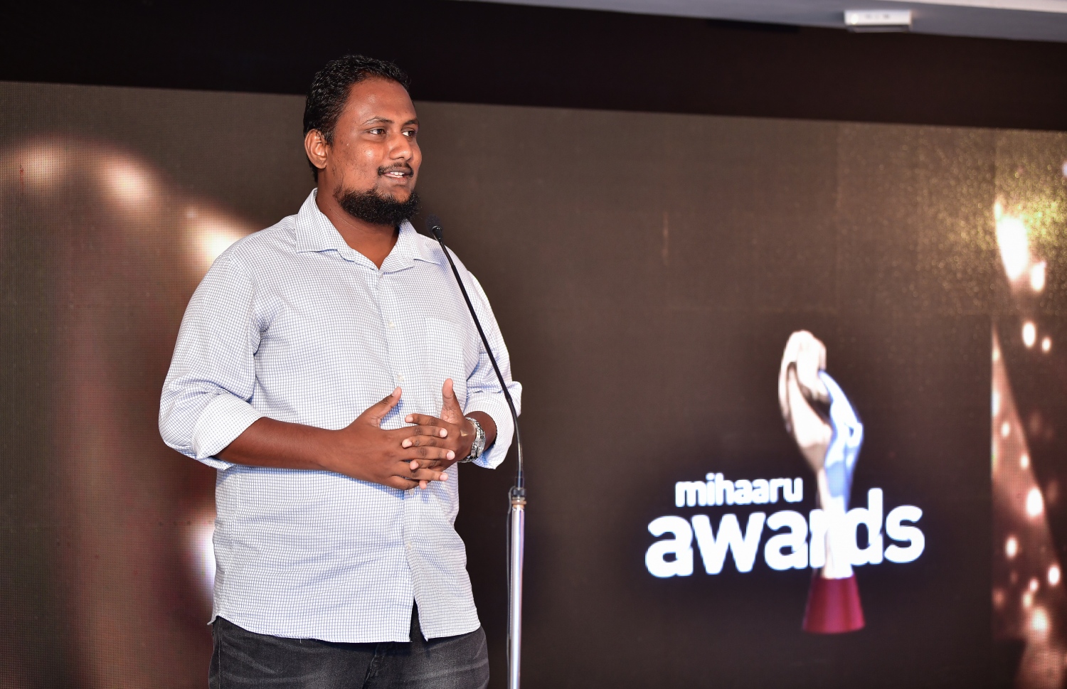 މާލެ: ޑިސެމްބަރު 22، 2019: ރާއްޖޭގެ ކުޅިވަރުގައި ދެވޭ އެންމެ ޝަރަފްވެރި އަދި އެންމެ ބޮޑު އެވޯޑްސް ކަމަށްވާ މިހާރު އެވޯޑްސްގެ މި އަހަރުގެ އިވެންޓުގެ ސްޕޮންސަރުންނާ އެކު އެއްބަސްވުމުގައި ސޮއިކުރުމަށް ބޭއްވި ރަސްމިއްޔާތުގައި މިހާރުގެ ސްޕޯޓްސް އެޑިޓަރު މުހައްމަދު ހަމްދޫން ވާހަކަދައްކަނީ--. ފޮޓޯ:ނިޝާން އަލީ/މިހާރު